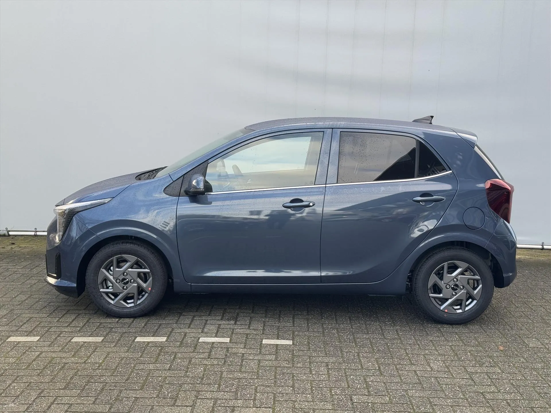 Kia Picanto met kenteken 66133 – achteraanzicht