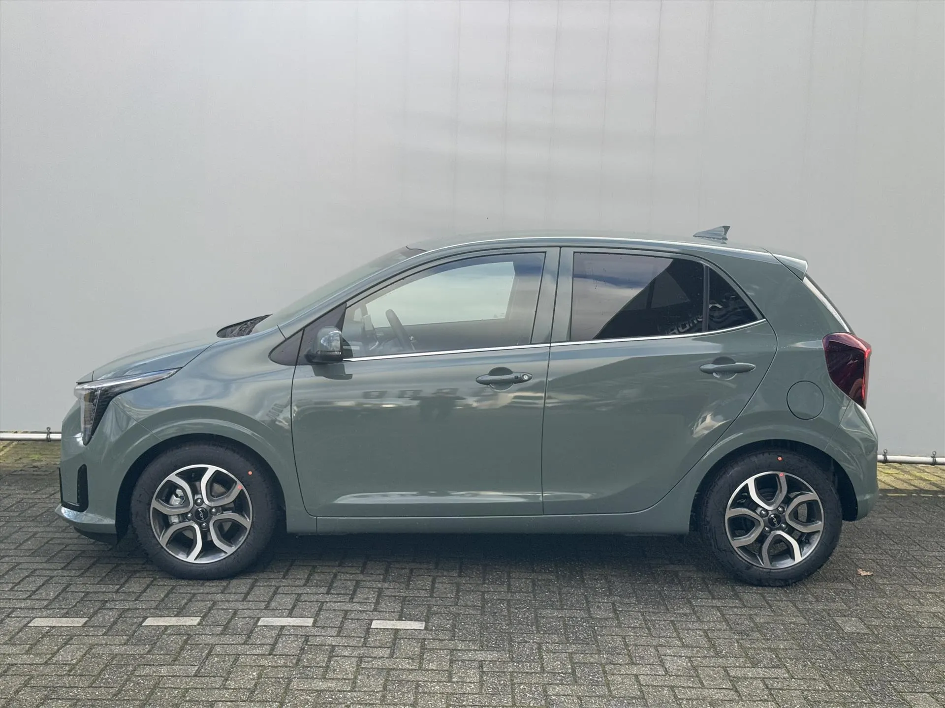Kia Picanto met kenteken 66134 – achteraanzicht