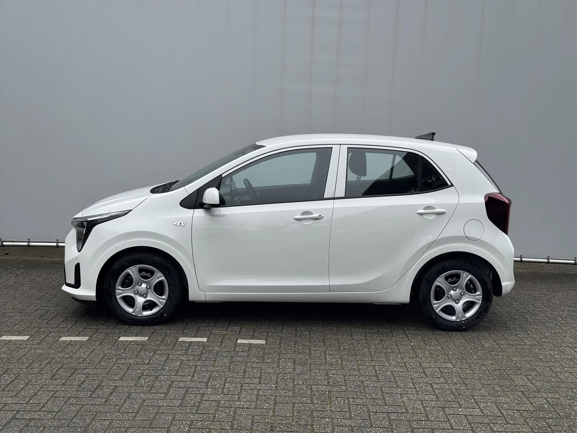 Kia Picanto met kenteken 66138 – achteraanzicht