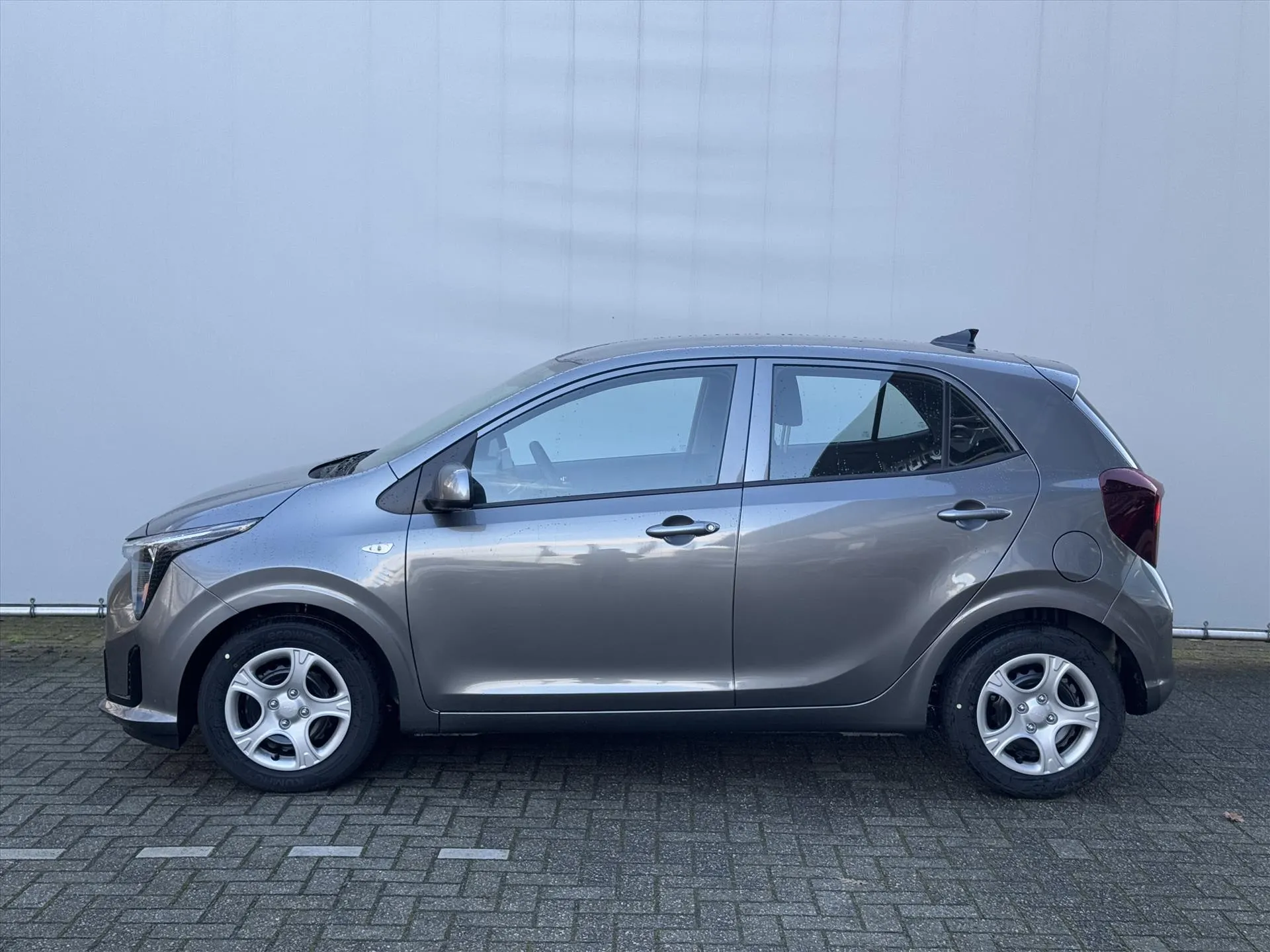 Kia Picanto met kenteken 66140 – achteraanzicht