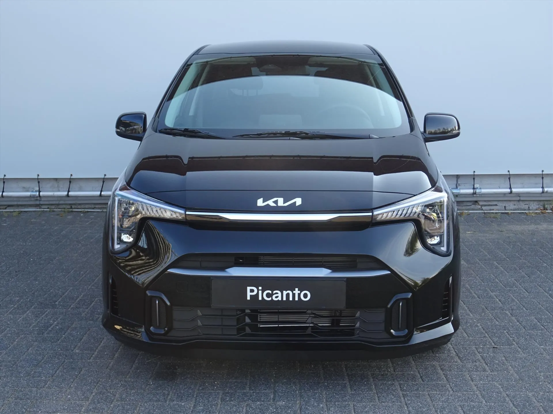 Kia Picanto met kenteken 74129 – achteraanzicht