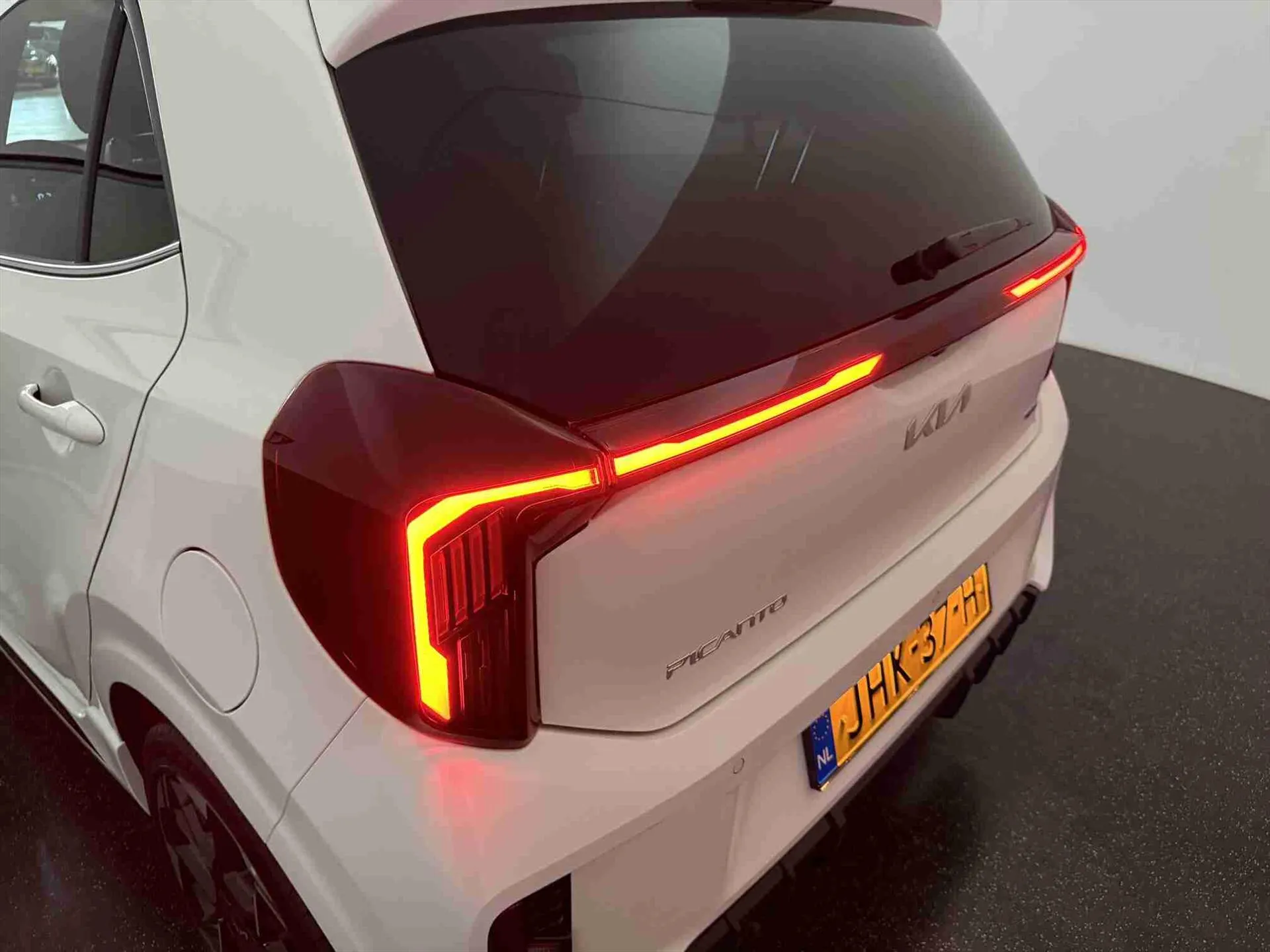 Kia Picanto met kenteken JHK-37-H – dashboard
