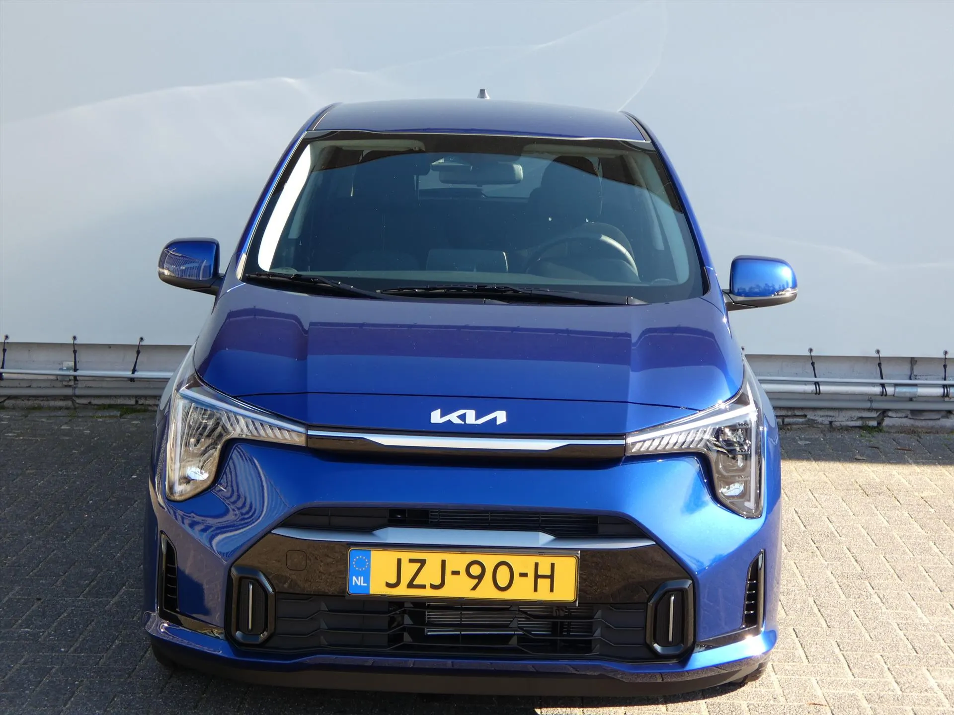 Kia Picanto met kenteken JZJ-90-H – achteraanzicht