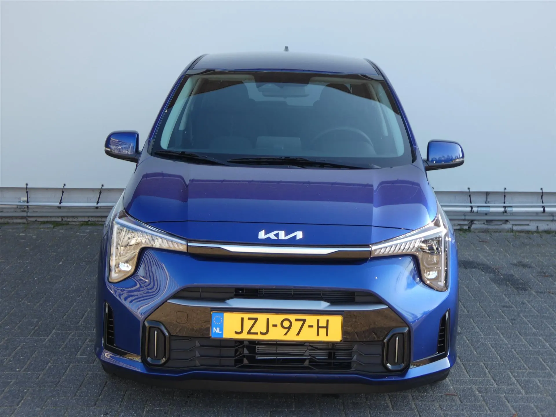 Kia Picanto met kenteken JZJ-97-H – achteraanzicht