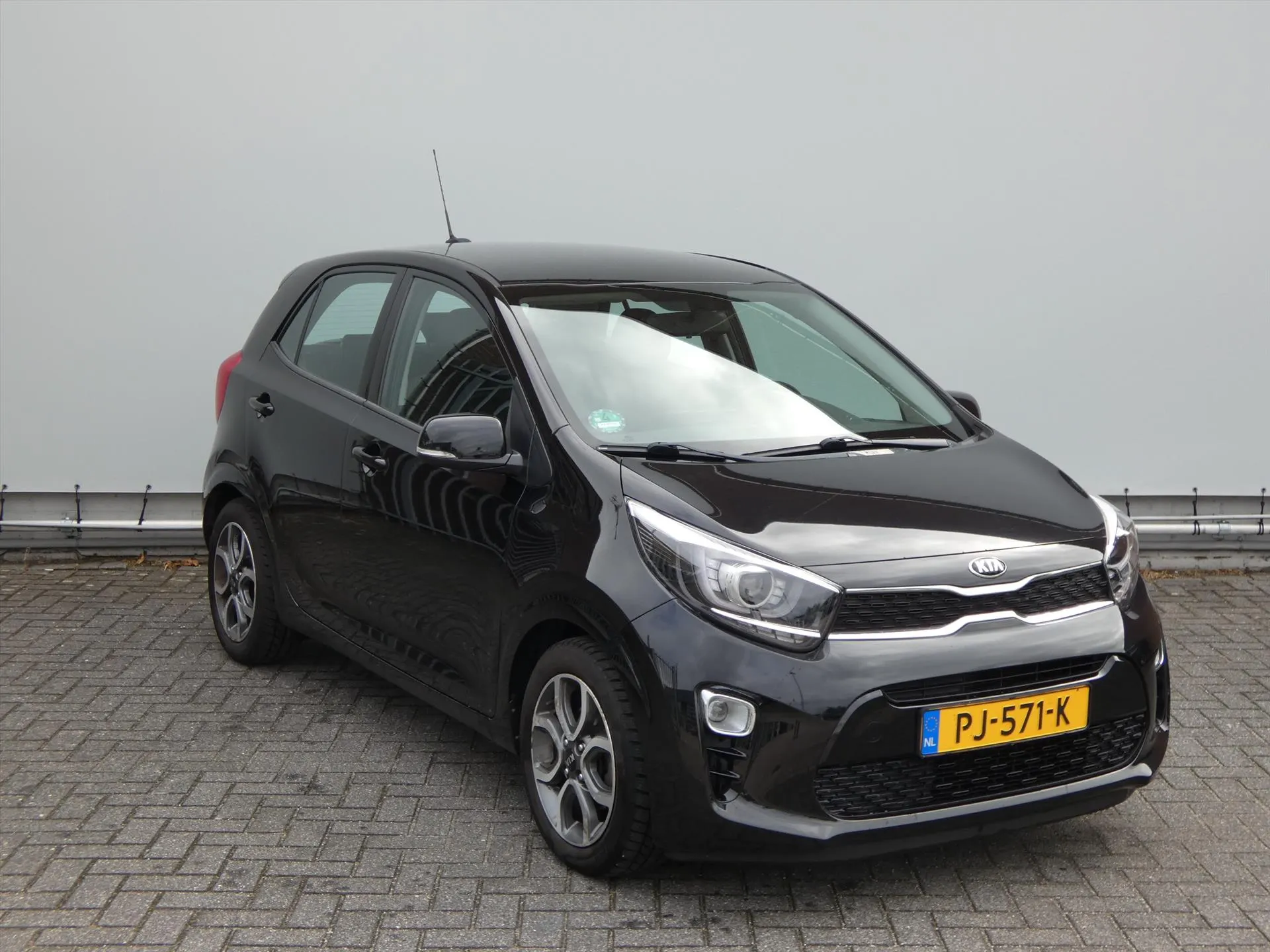 Kia Picanto met kenteken PJ-571-K – interieur
