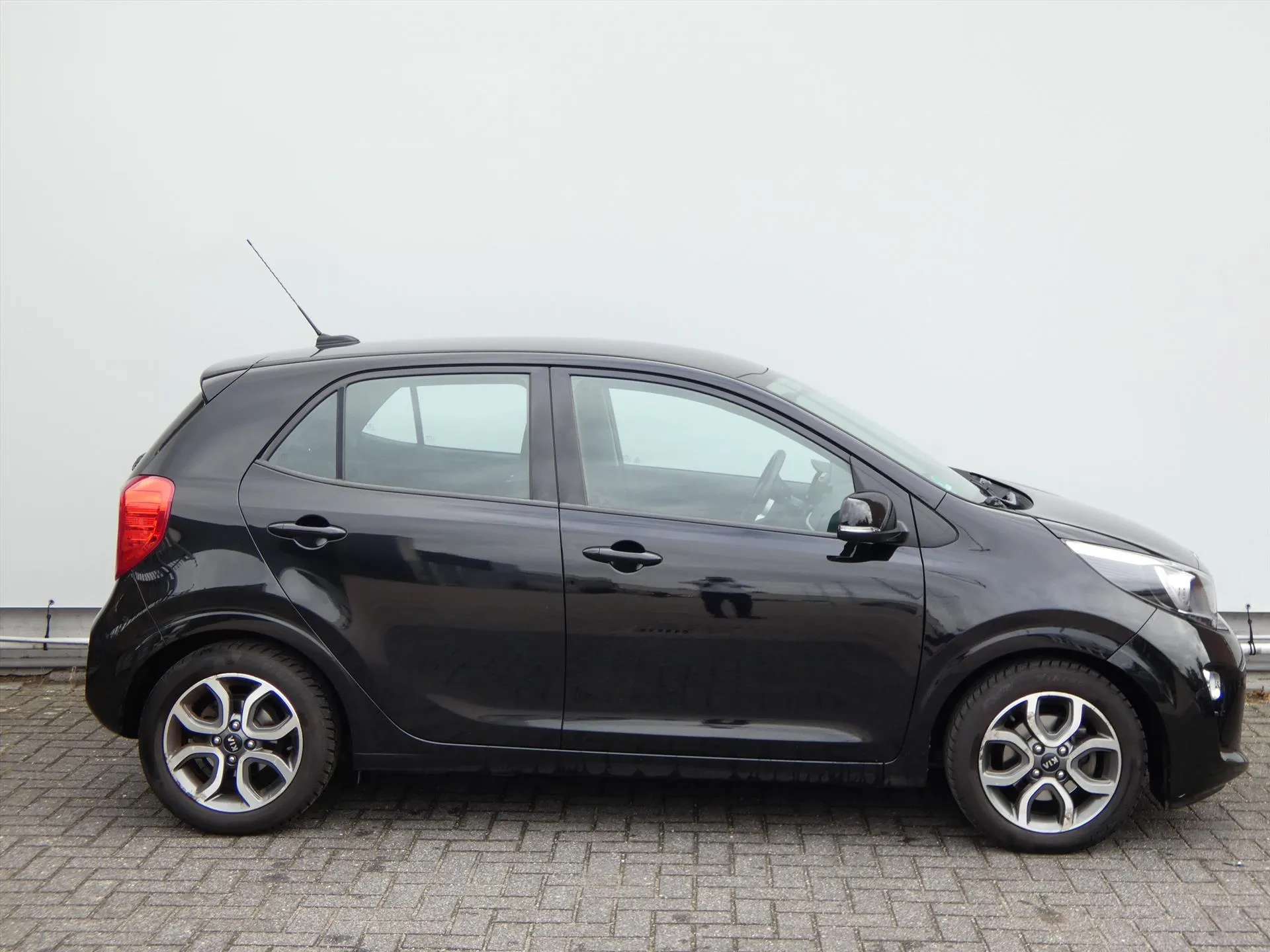 Kia Picanto met kenteken PJ-571-K – dashboard