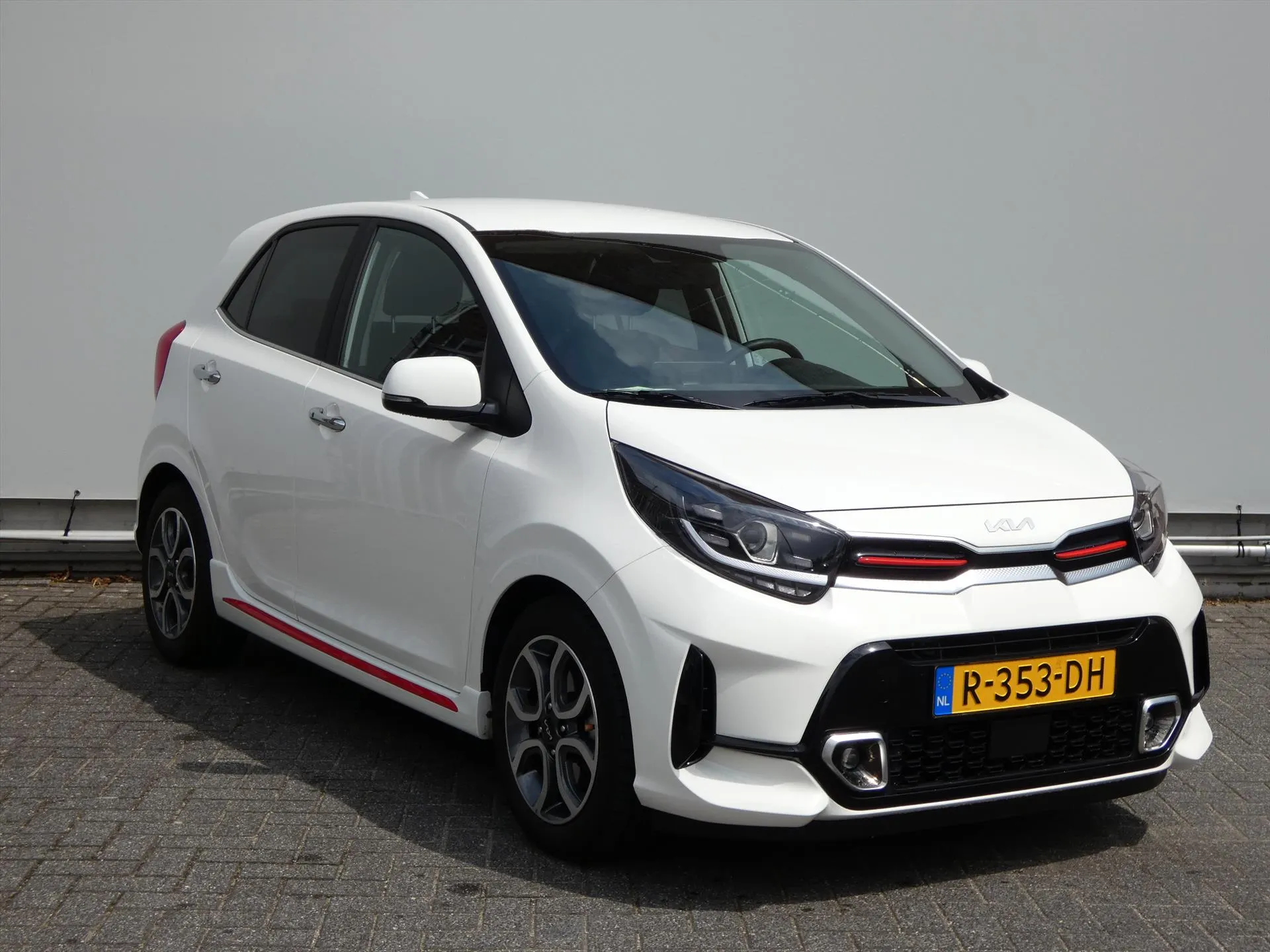 Kia Picanto met kenteken R-353-DH – interieur