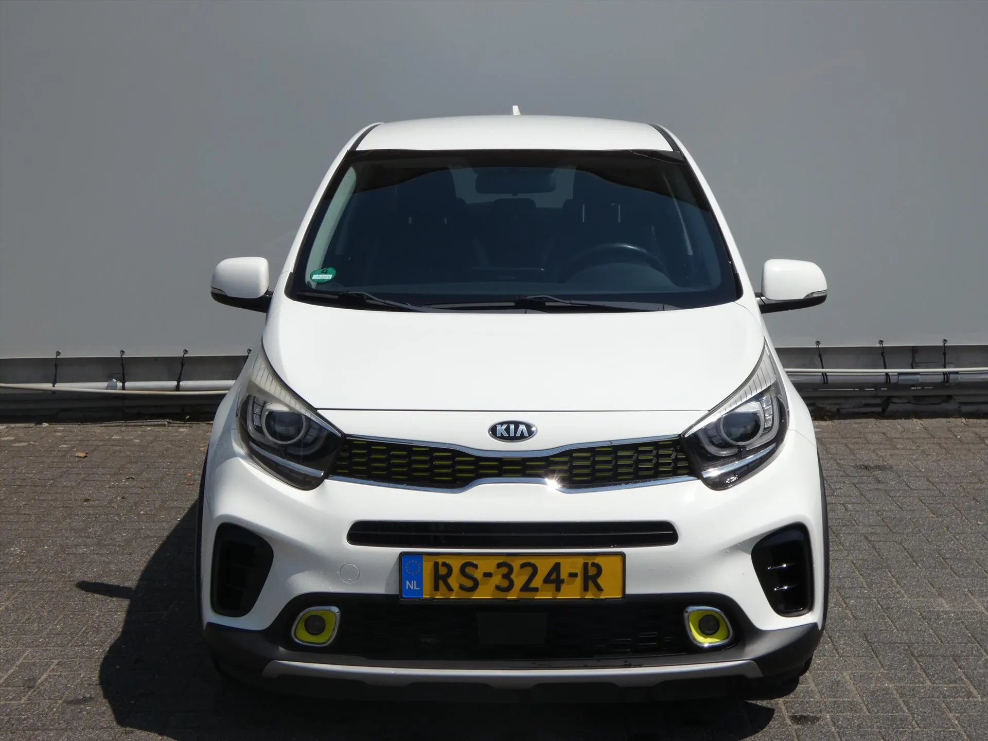 Kia Picanto met kenteken RS-324-R – achteraanzicht