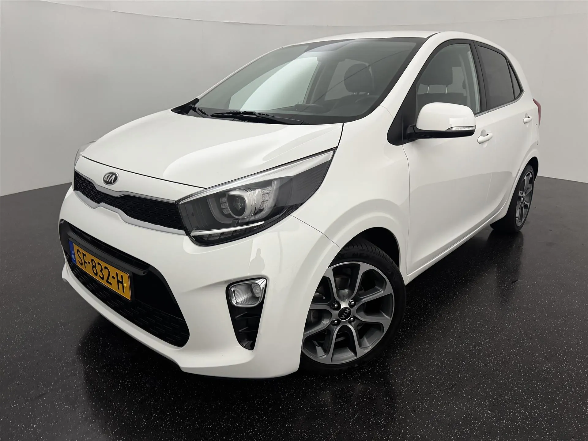 Kia Picanto met kenteken SF-832-H – achteraanzicht