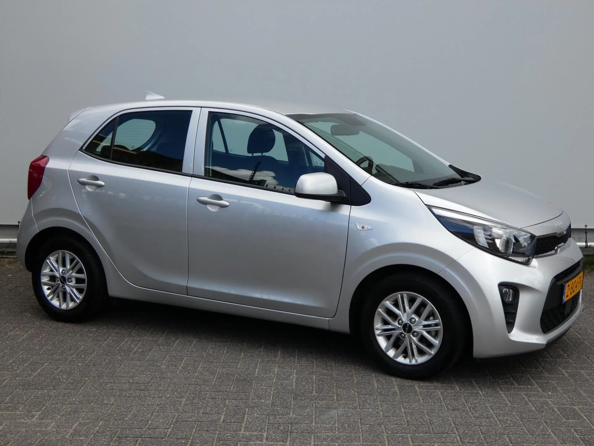 Kia Picanto met kenteken Z-804-PV – interieur