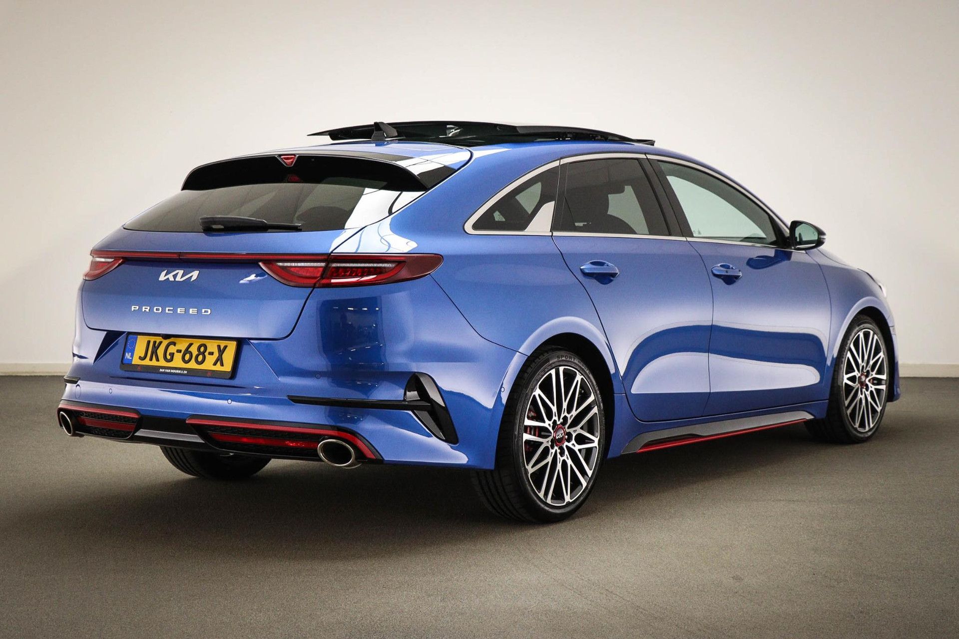 Kia ProCeed met kenteken JKG-68-X – achteraanzicht