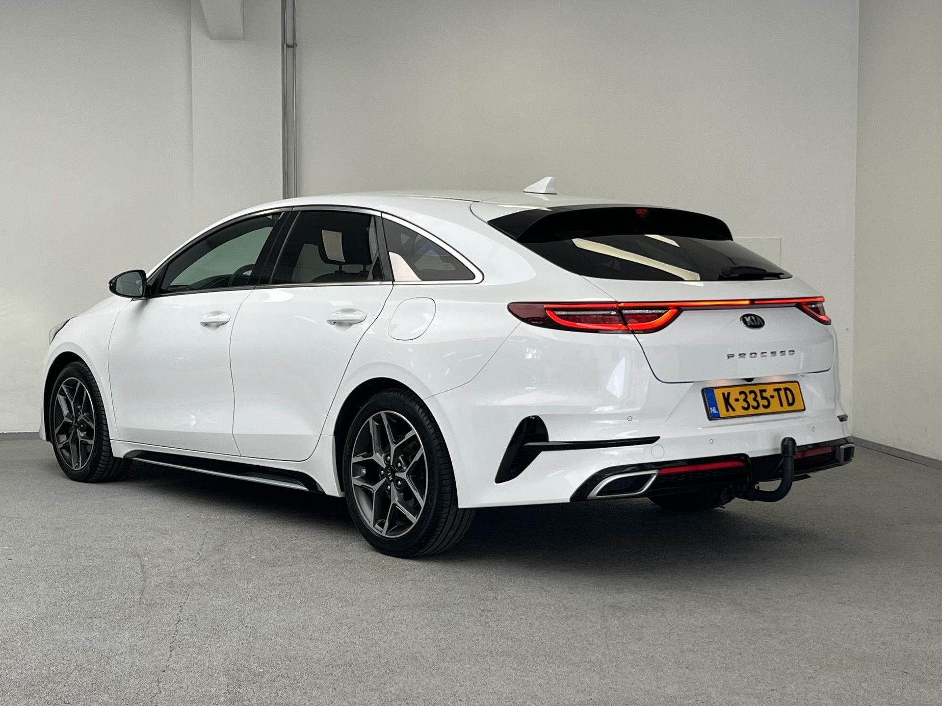 Kia ProCeed met kenteken K-335-TD – achteraanzicht