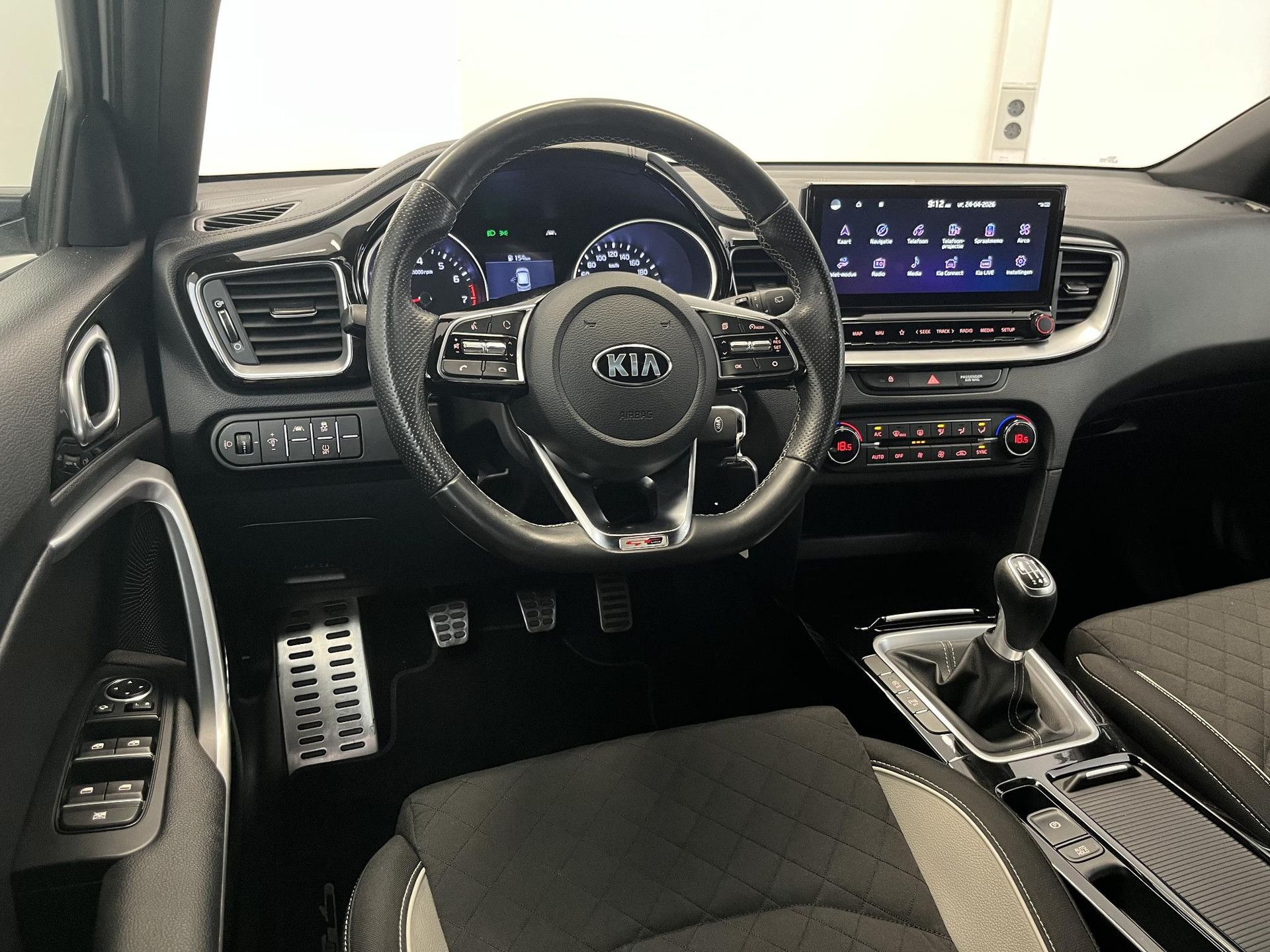 Kia ProCeed met kenteken K-335-TD – interieur