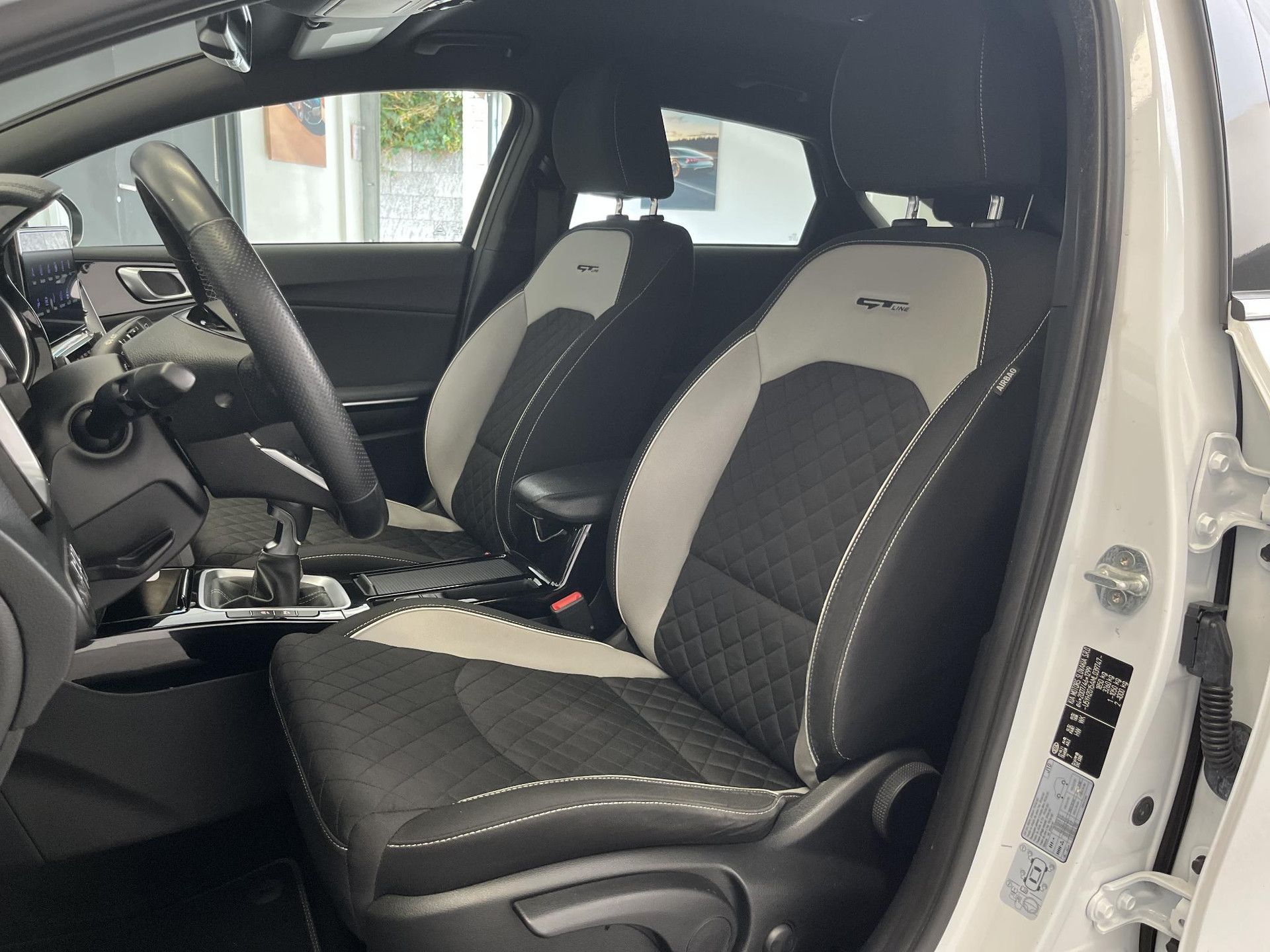 Kia ProCeed met kenteken K-335-TD – dashboard