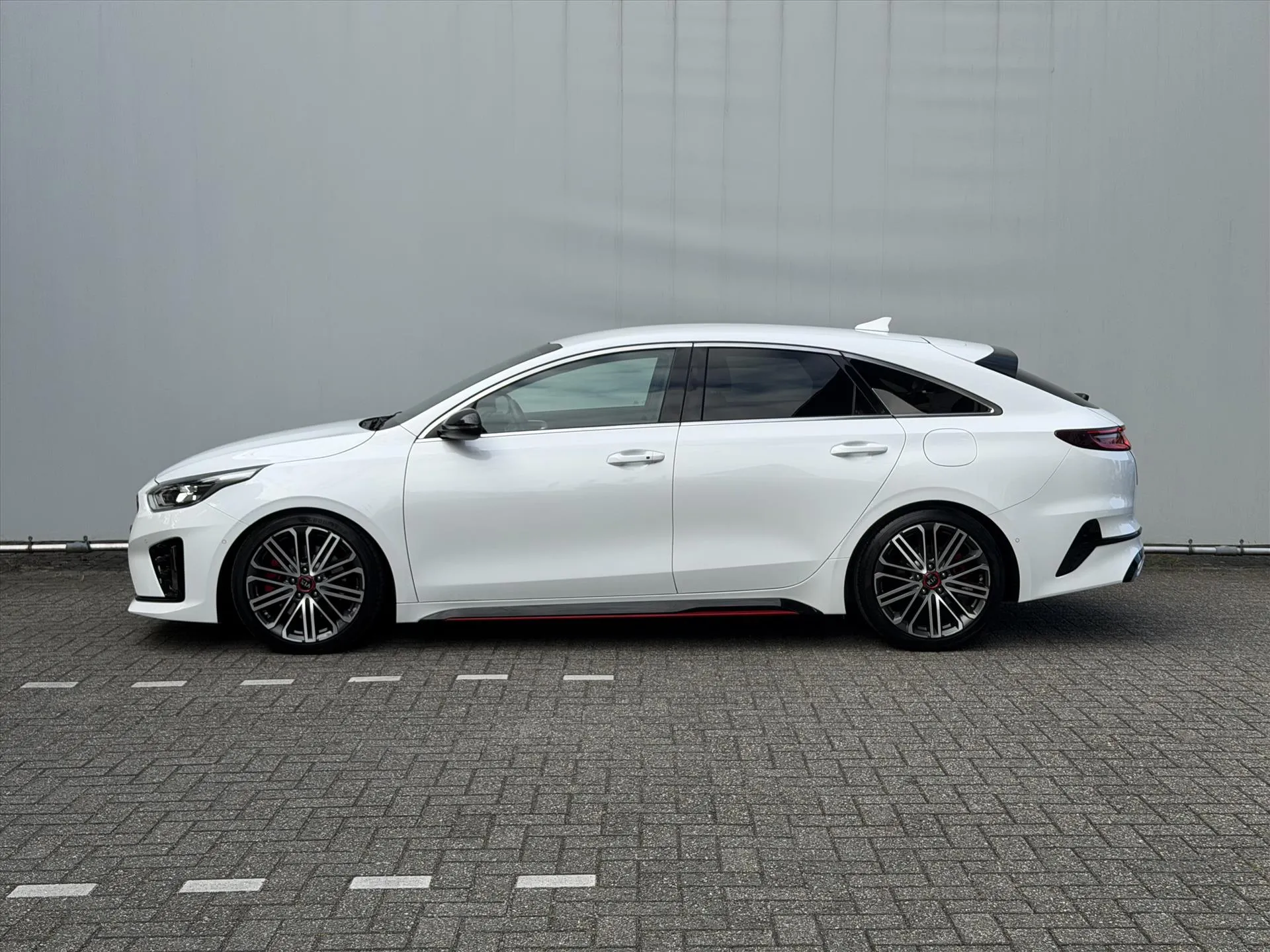Kia ProCeed met kenteken P-905-VF – achteraanzicht