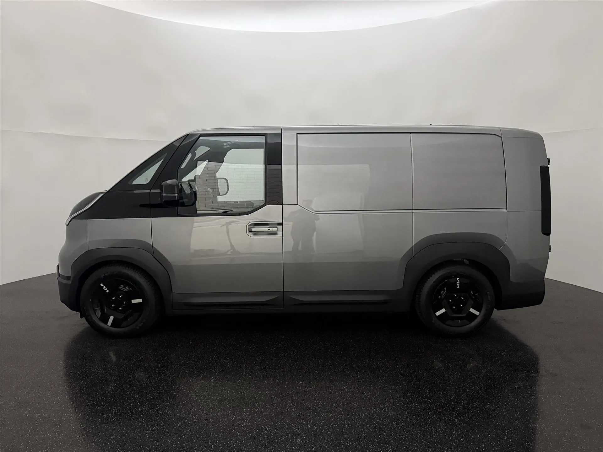 Kia PV5 met kenteken 71550 – achteraanzicht
