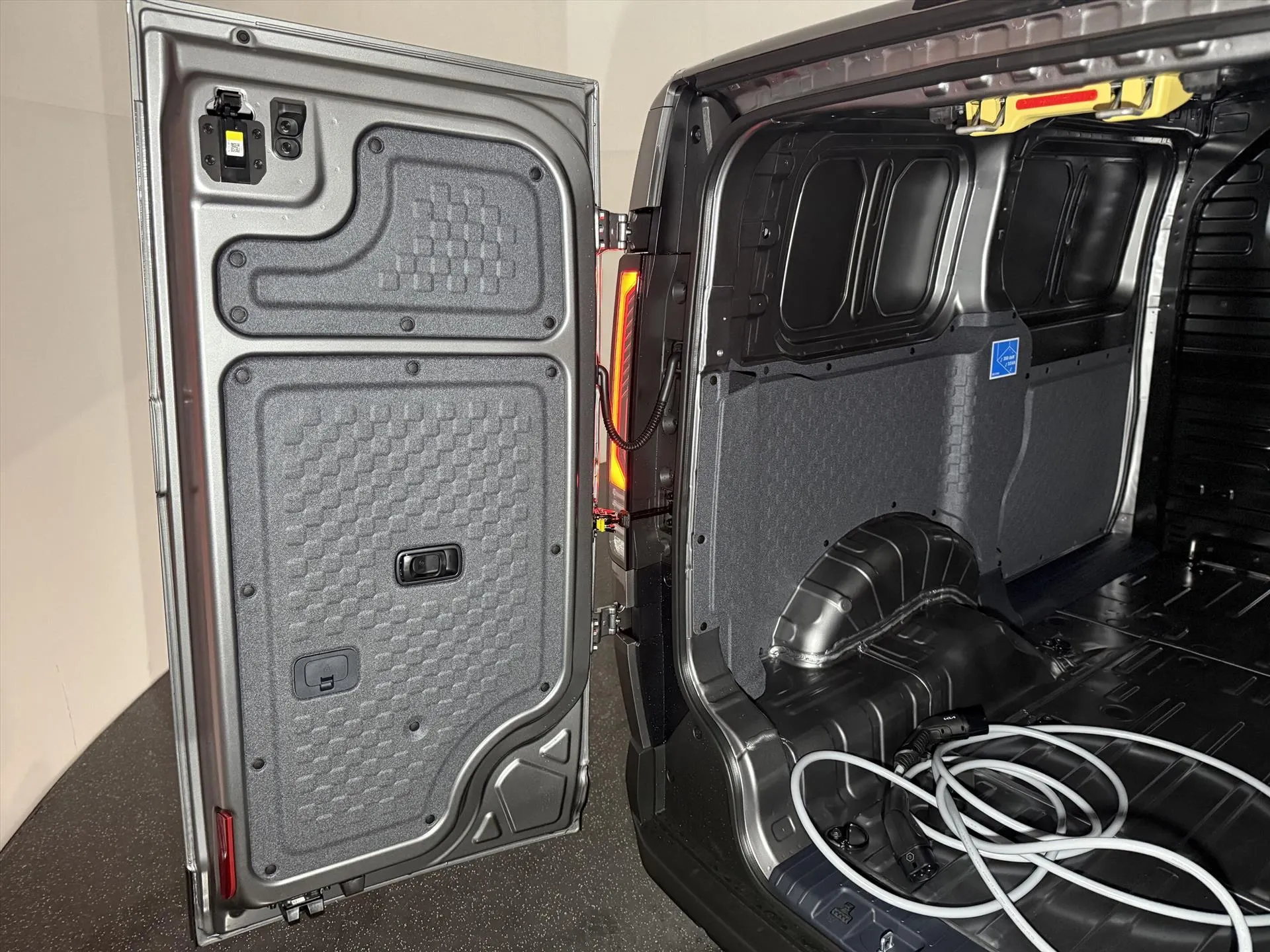 Kia PV5 met kenteken 71550 – detailfoto