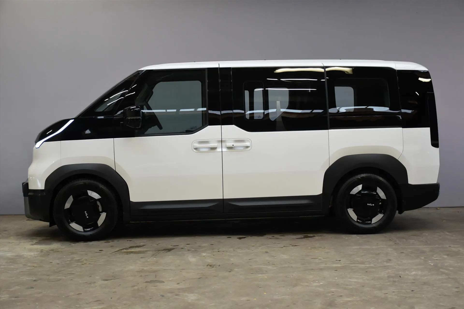 Kia PV5 met kenteken 73389 – achteraanzicht