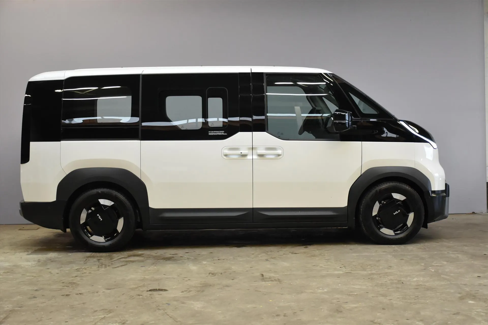 Kia PV5 met kenteken 73389 – detailfoto