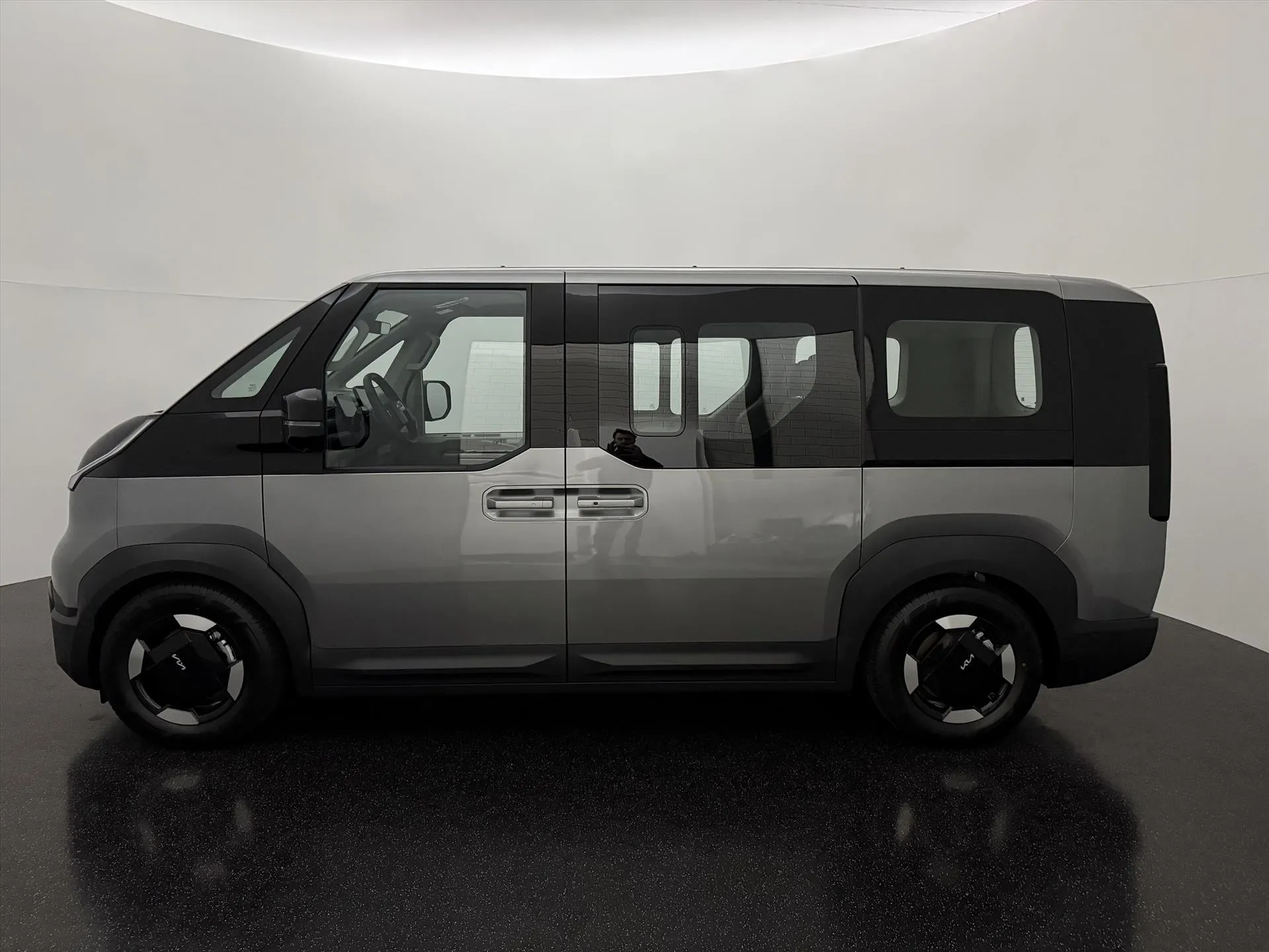 Kia PV5 met kenteken 73535 – achteraanzicht