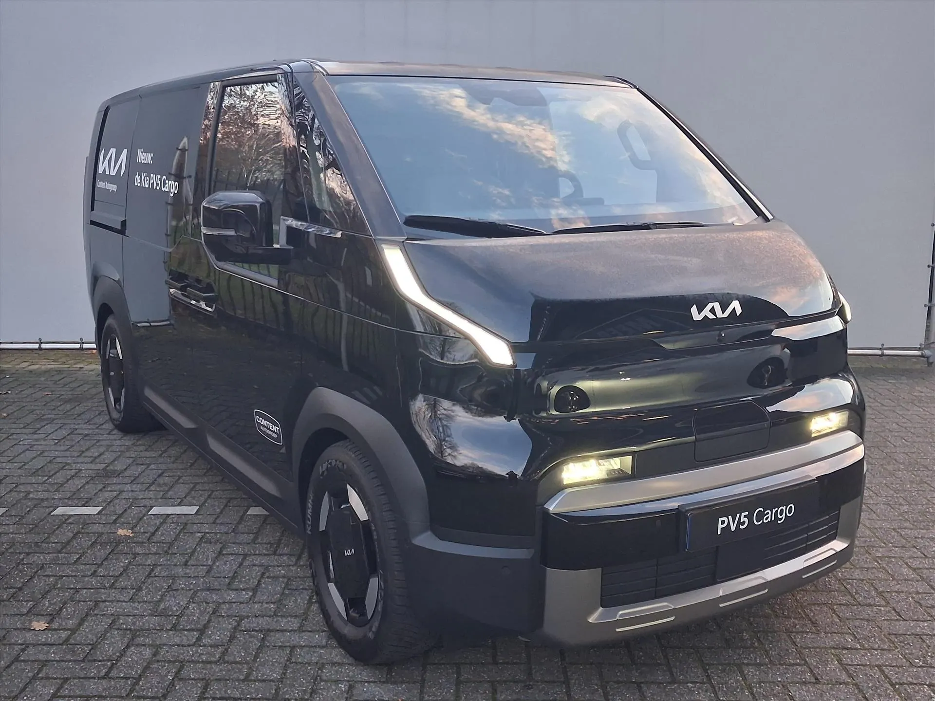 Kia PV5 met kenteken 73737 – achteraanzicht