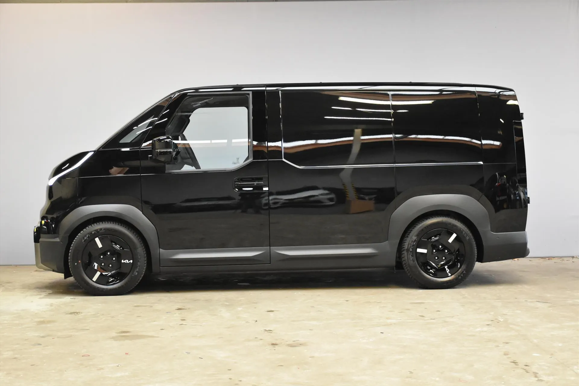 Kia PV5 met kenteken 73804 – achteraanzicht