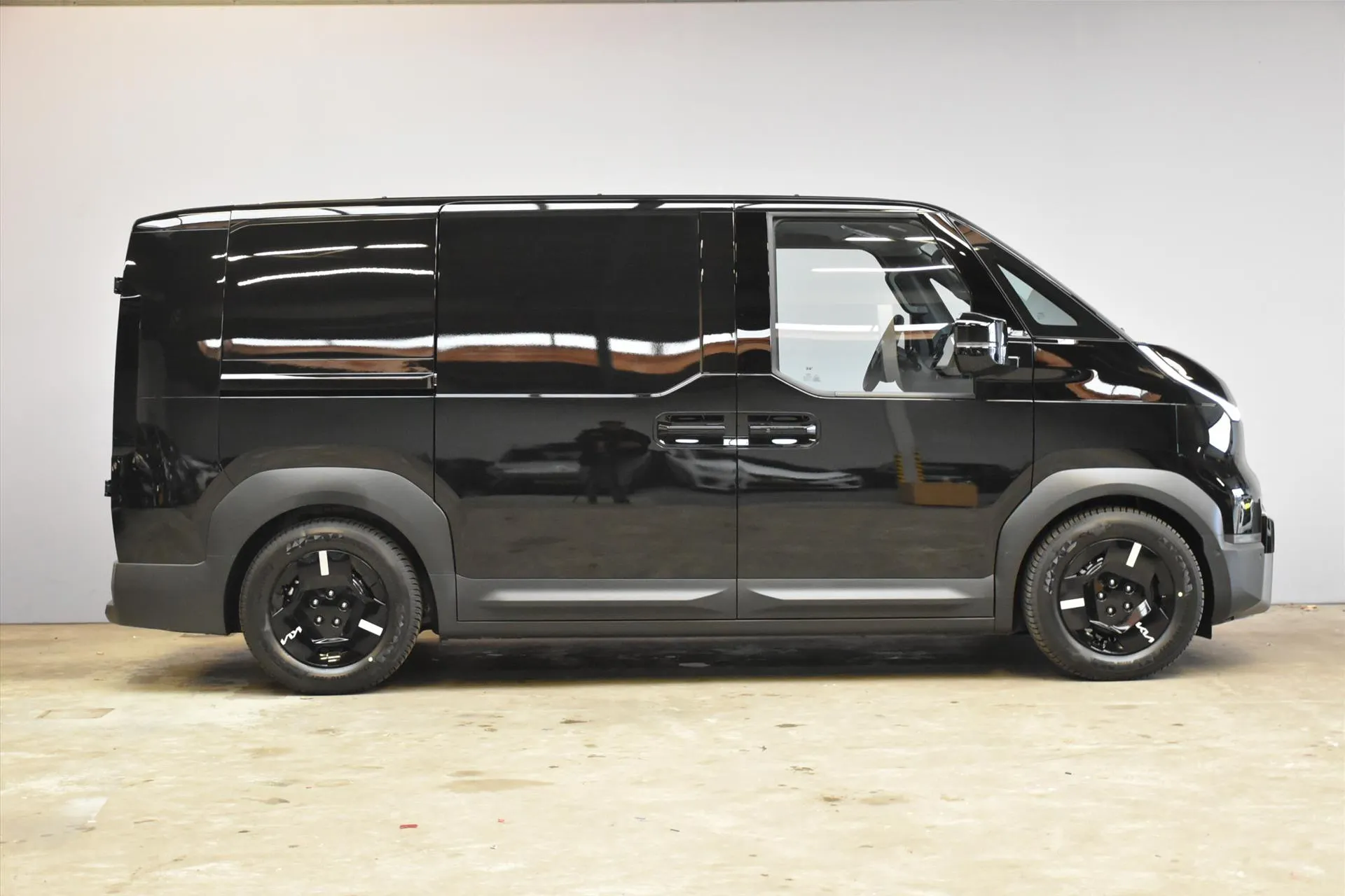 Kia PV5 met kenteken 73804 – detailfoto