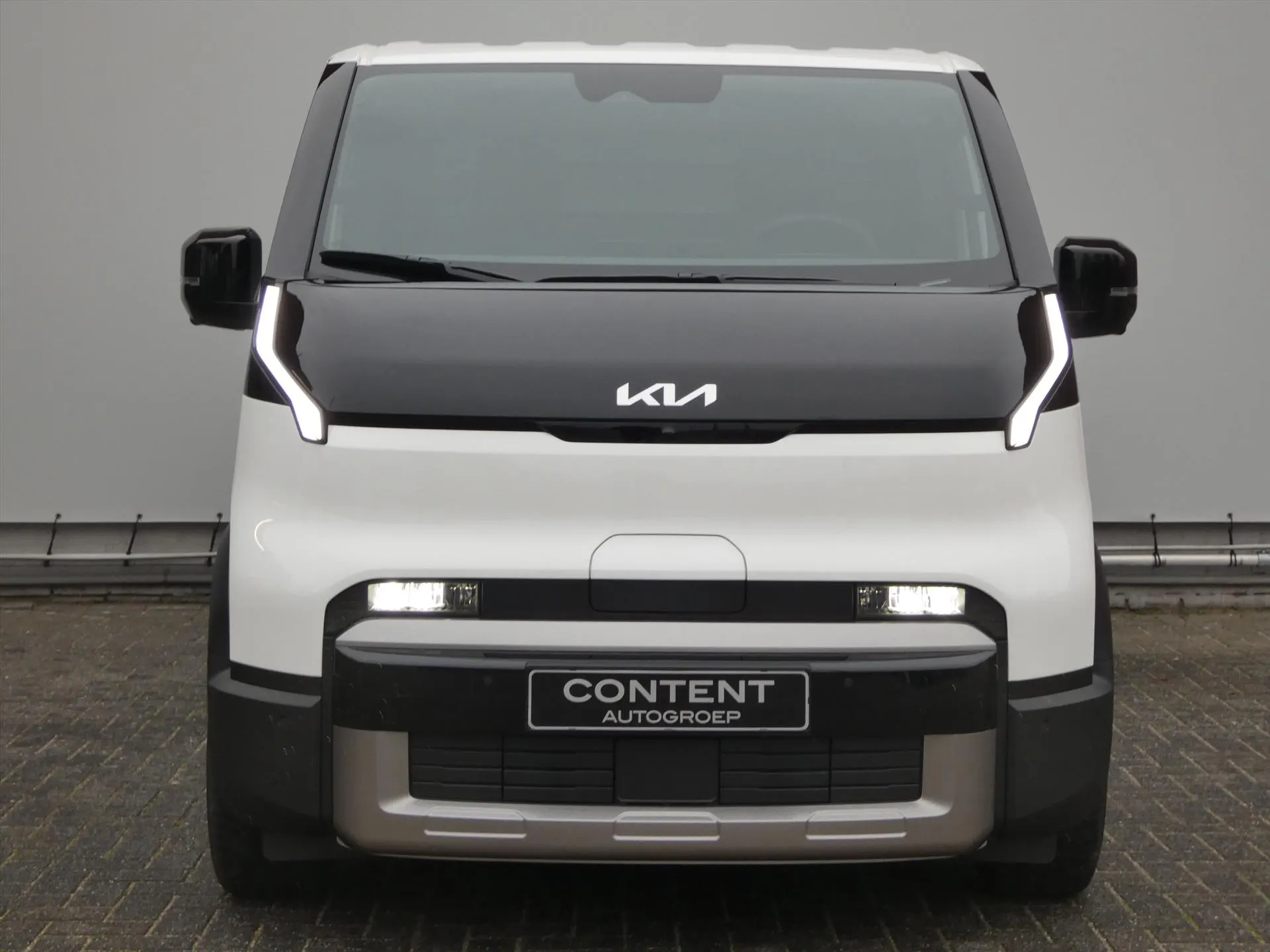 Kia PV5 met kenteken 74176 – achteraanzicht