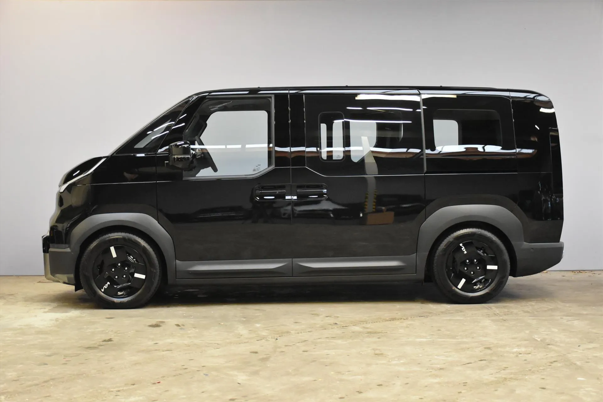Kia PV5 met kenteken 74413 – achteraanzicht