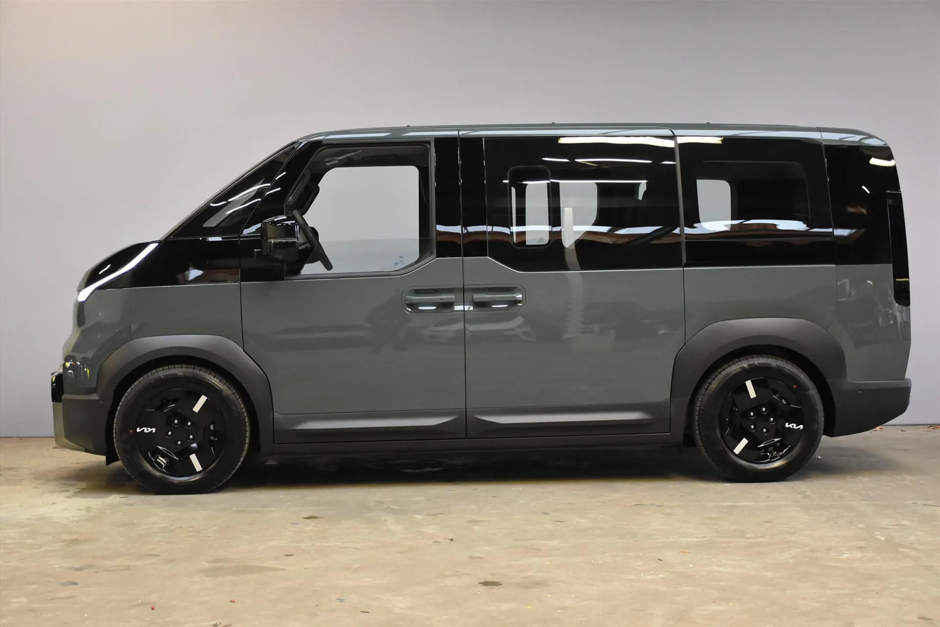 Kia PV5 met kenteken 74434 – achteraanzicht