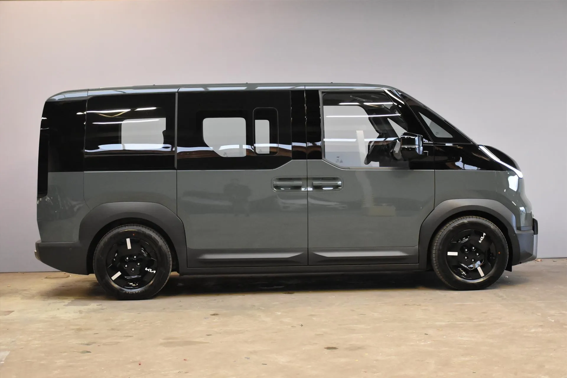 Kia PV5 met kenteken 74434 – detailfoto