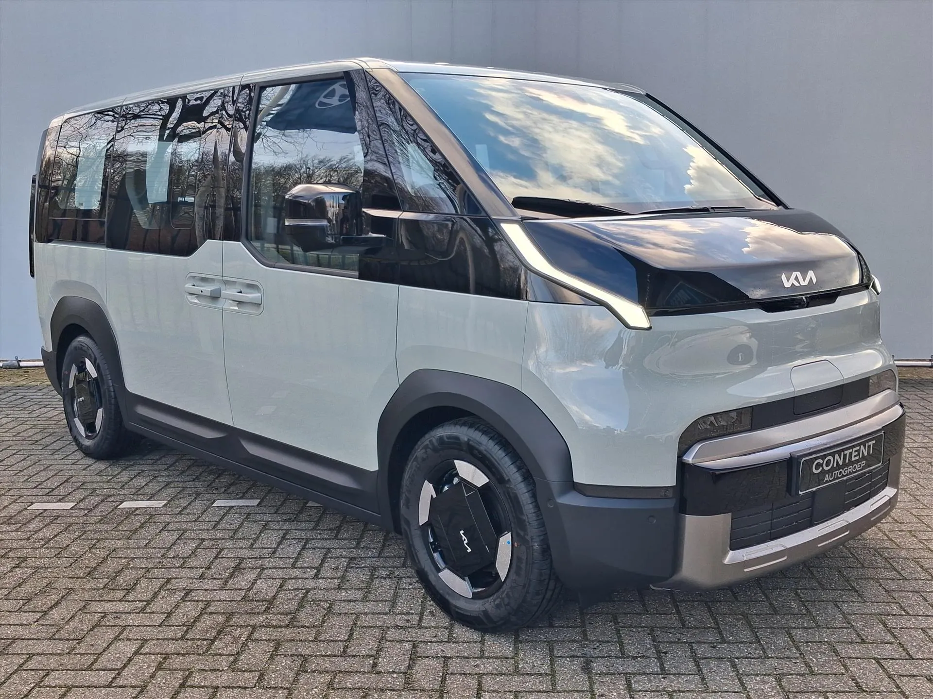Kia PV5 met kenteken 74553 – achteraanzicht