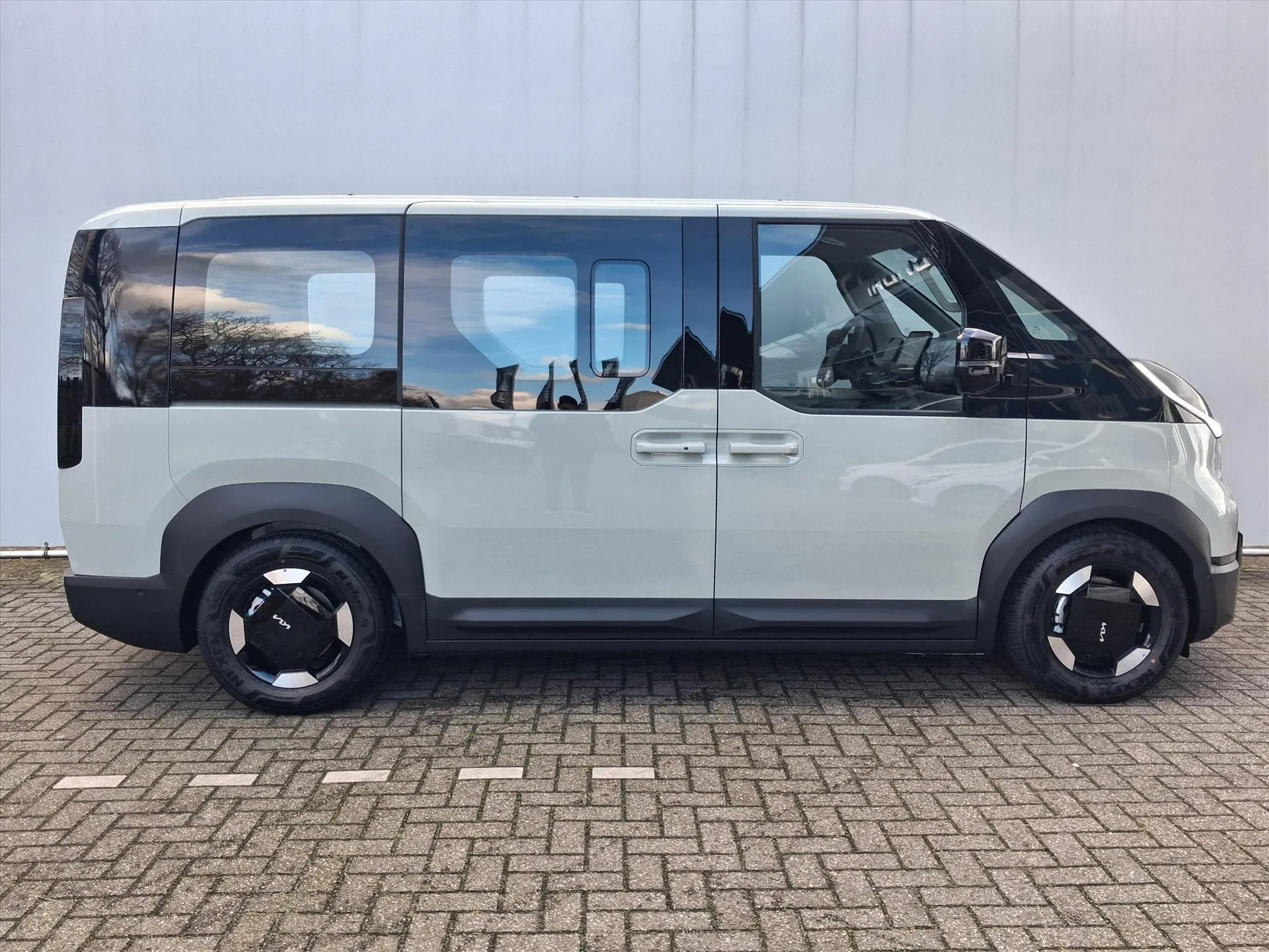Kia PV5 met kenteken 74553 – interieur