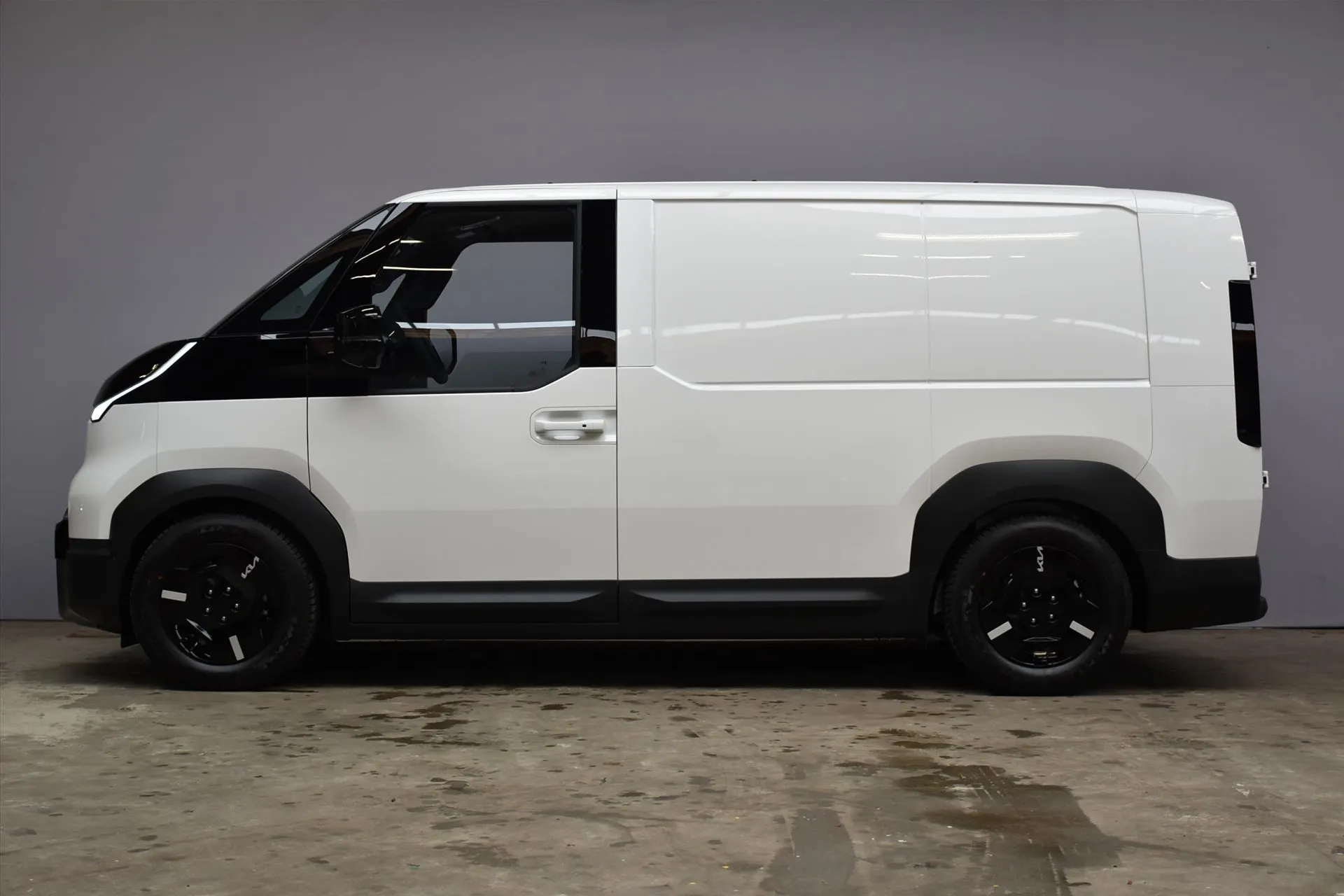 Kia PV5 met kenteken 75462 – achteraanzicht