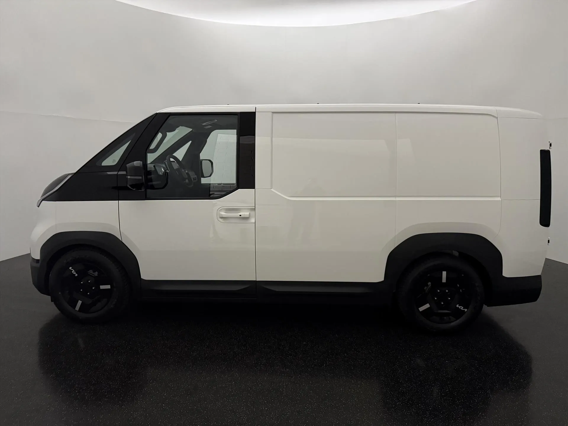 Kia PV5 met kenteken 75630 – achteraanzicht