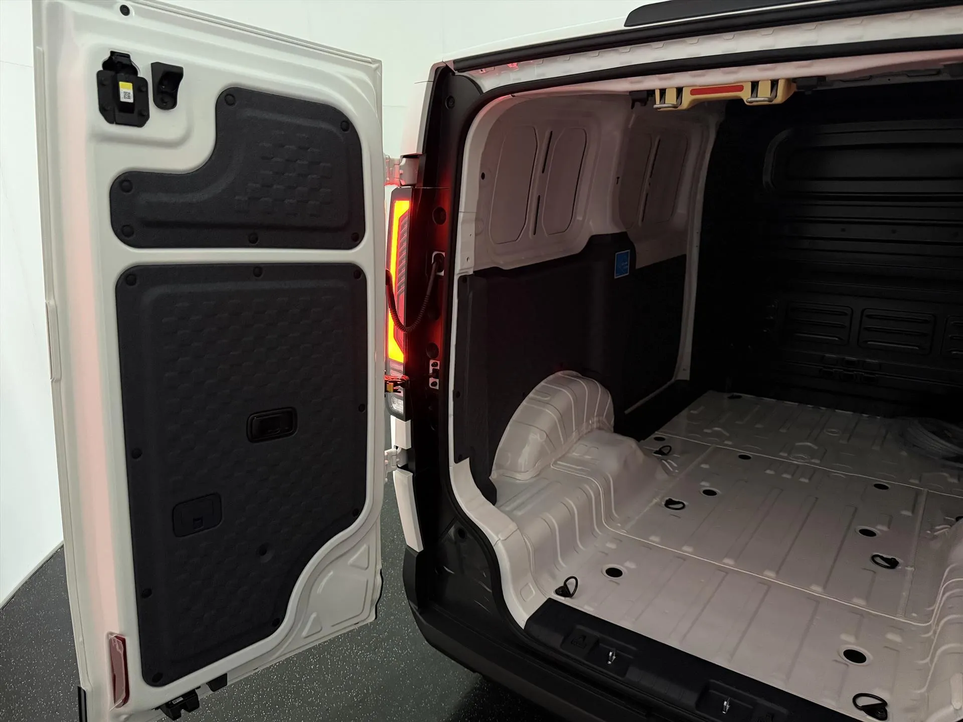 Kia PV5 met kenteken 75630 – detailfoto