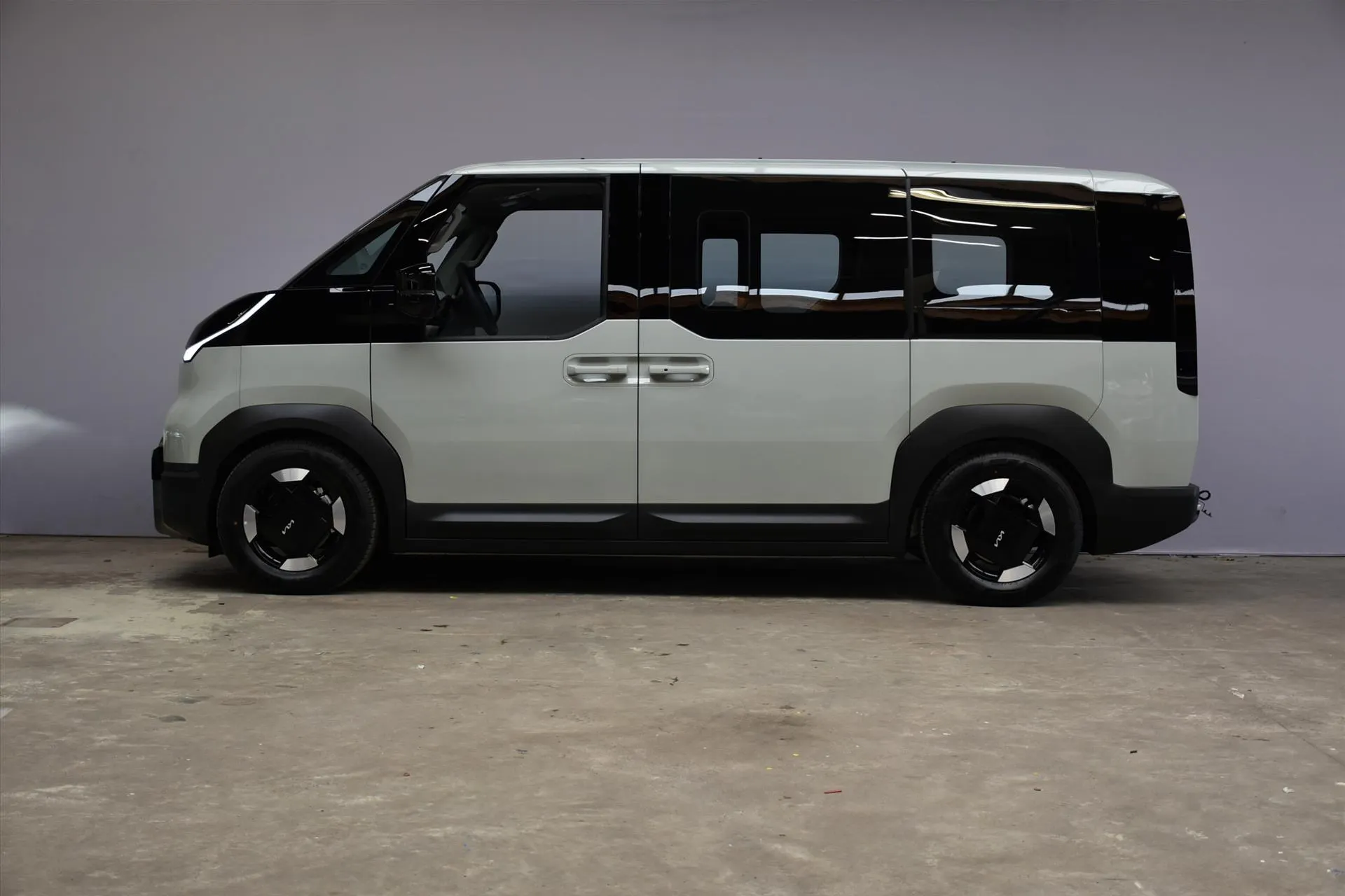 Kia PV5 met kenteken 76211 – achteraanzicht
