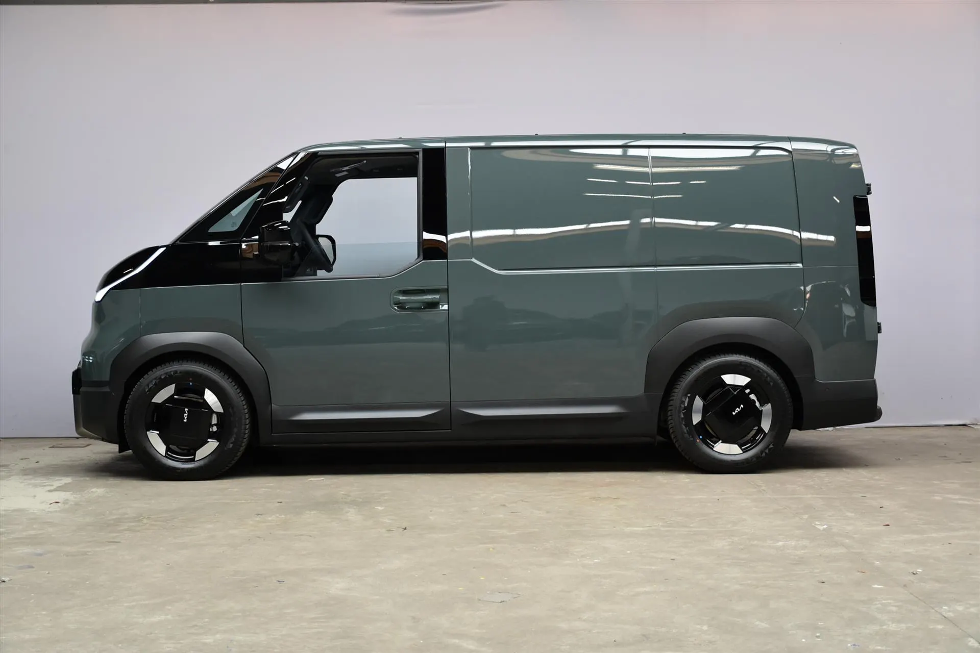 Kia PV5 met kenteken 76619 – achteraanzicht