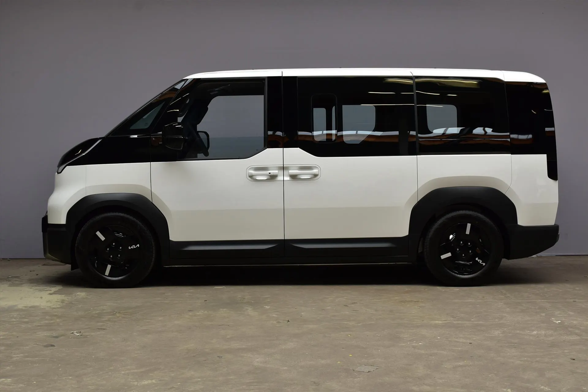 Kia PV5 met kenteken 76620 – achteraanzicht