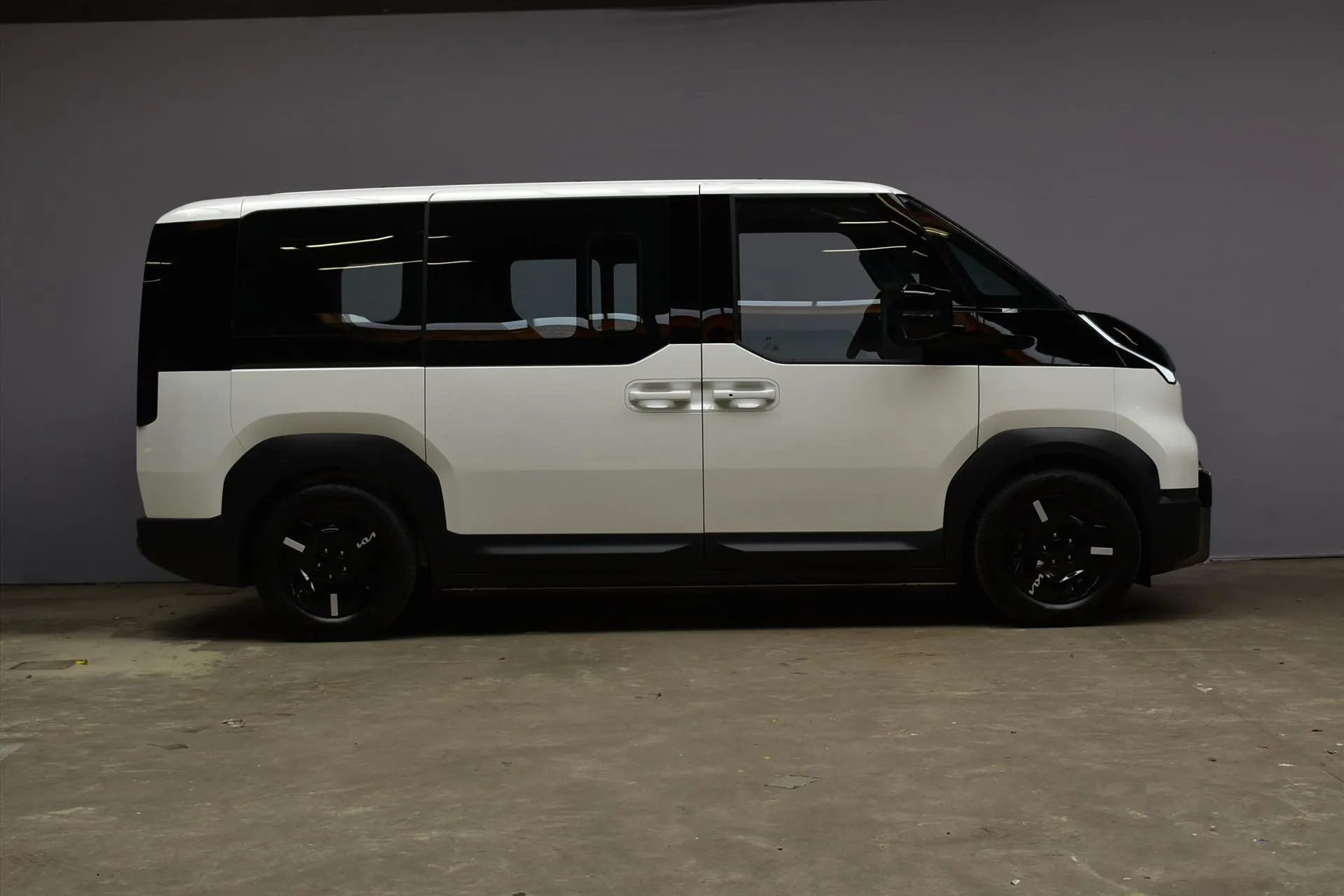 Kia PV5 met kenteken 76620 – detailfoto