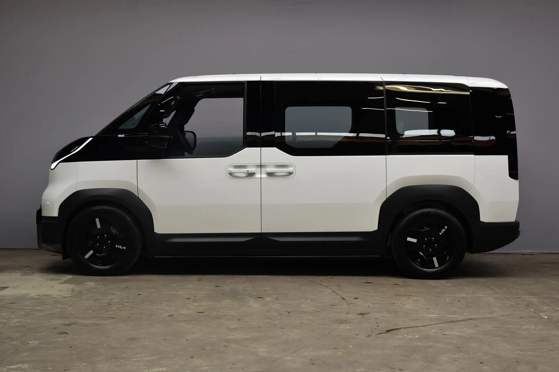Kia PV5 met kenteken 76816 – achteraanzicht