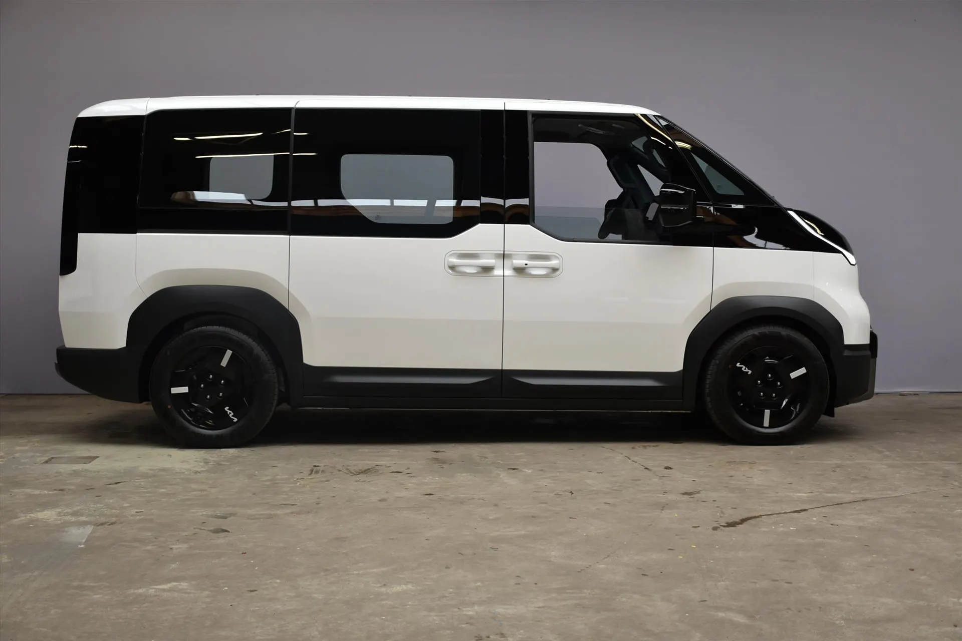 Kia PV5 met kenteken 76816 – detailfoto