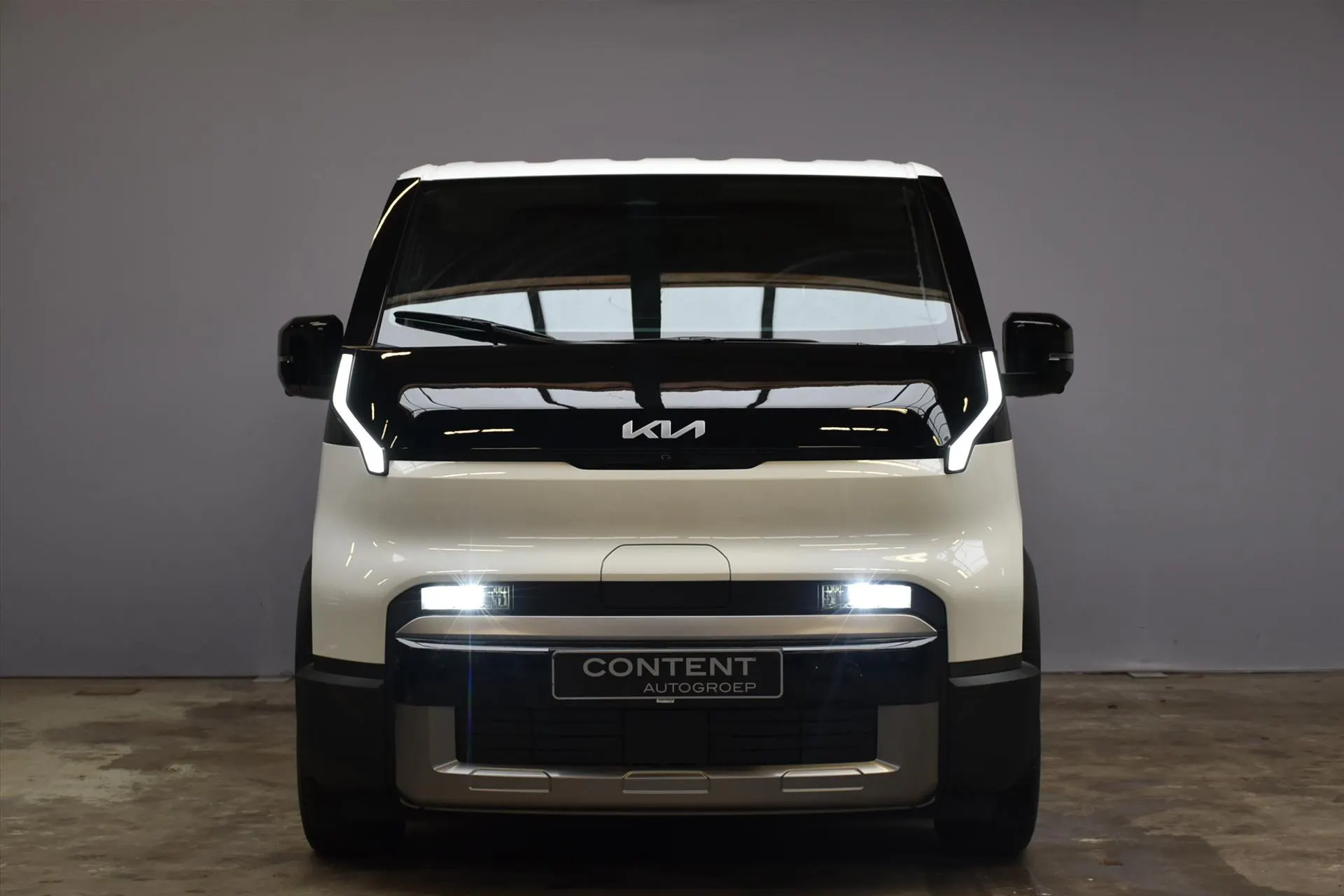 Kia PV5 met kenteken 76827 – achteraanzicht