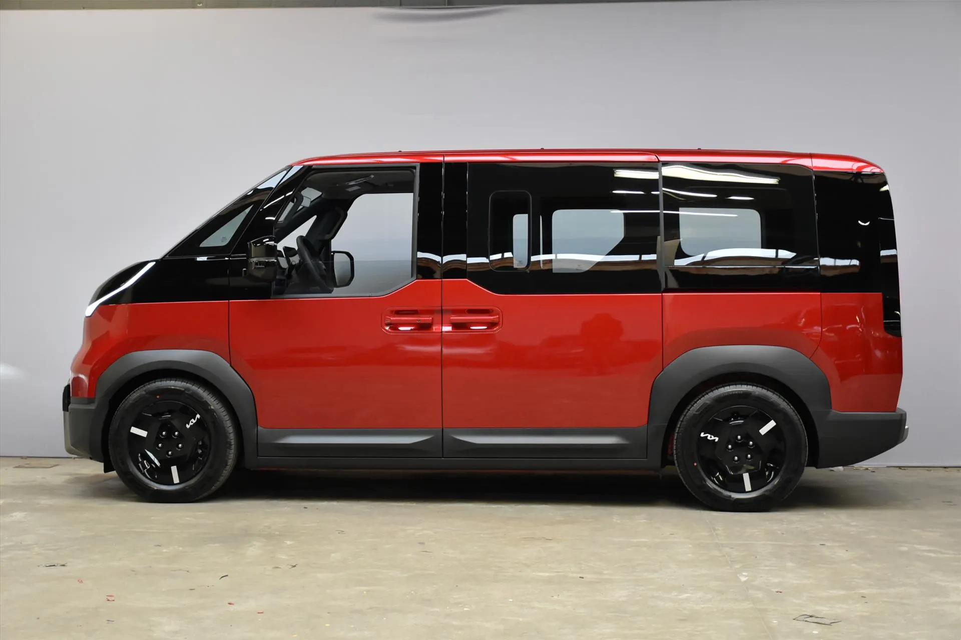 Kia PV5 met kenteken 77185 – achteraanzicht