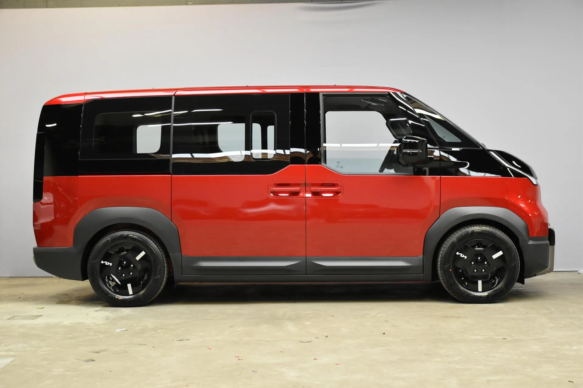 Kia PV5 met kenteken 77185 – detailfoto