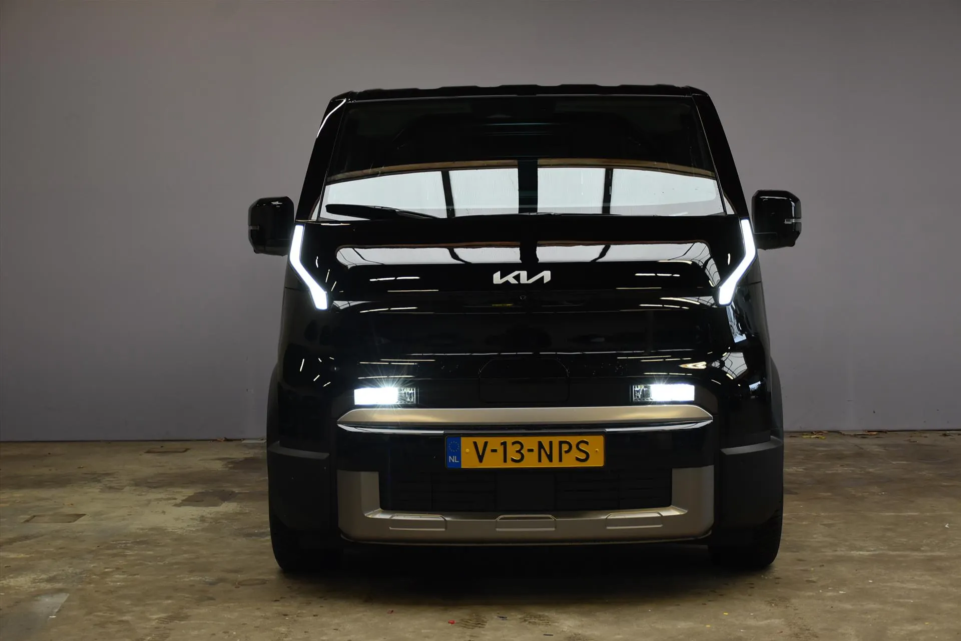 Kia PV5 met kenteken V-13-NPS – achteraanzicht