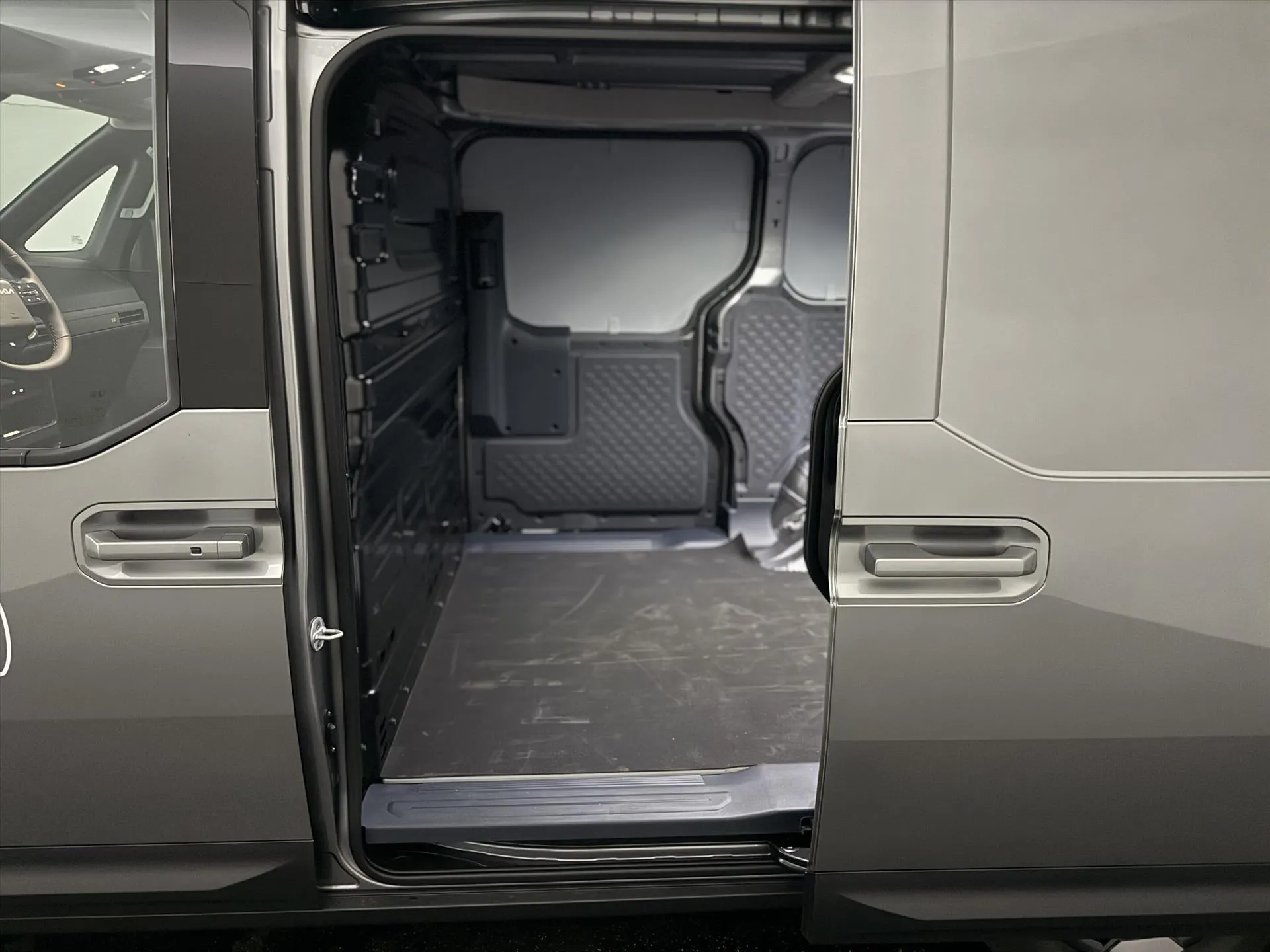 Kia PV5 met kenteken V-29-NTK – interieur