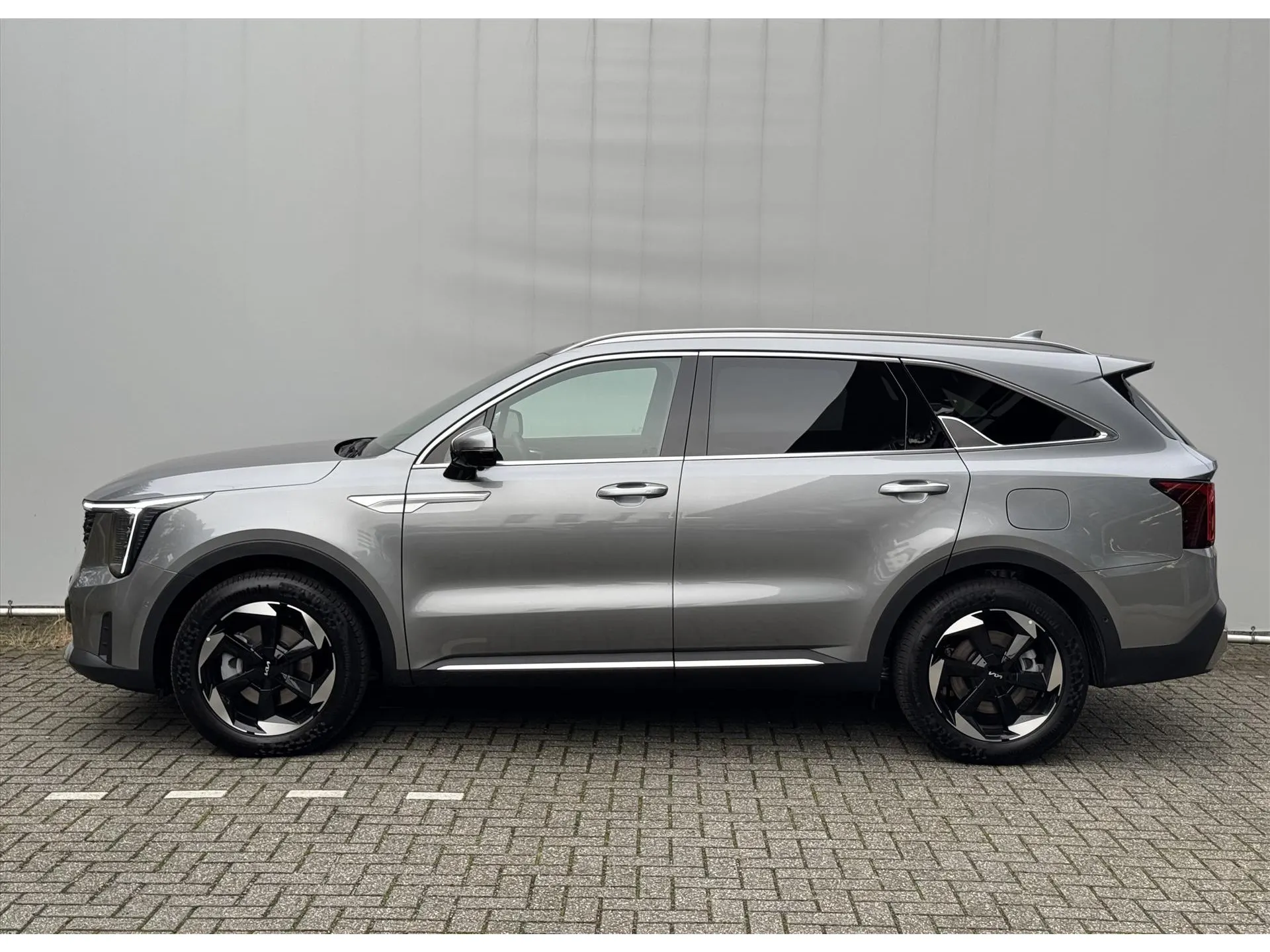 Kia Sorento met kenteken 64813 – achteraanzicht
