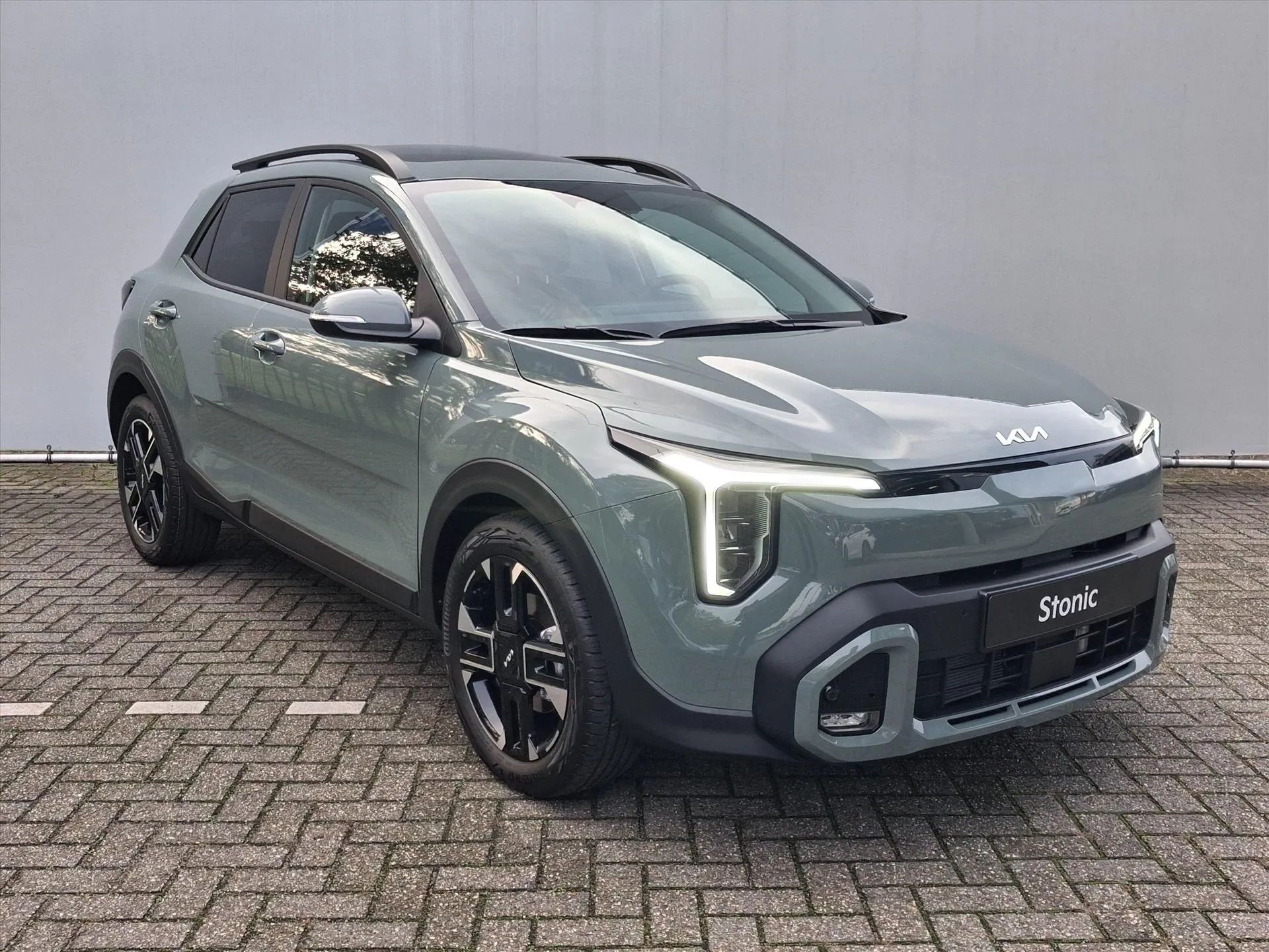 Kia Stonic met kenteken 73363 – achteraanzicht