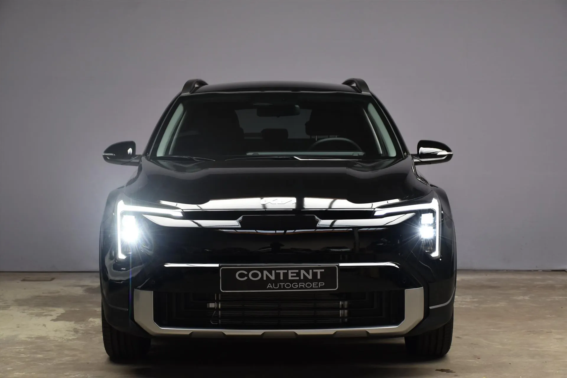 Kia Stonic met kenteken 74813 – achteraanzicht